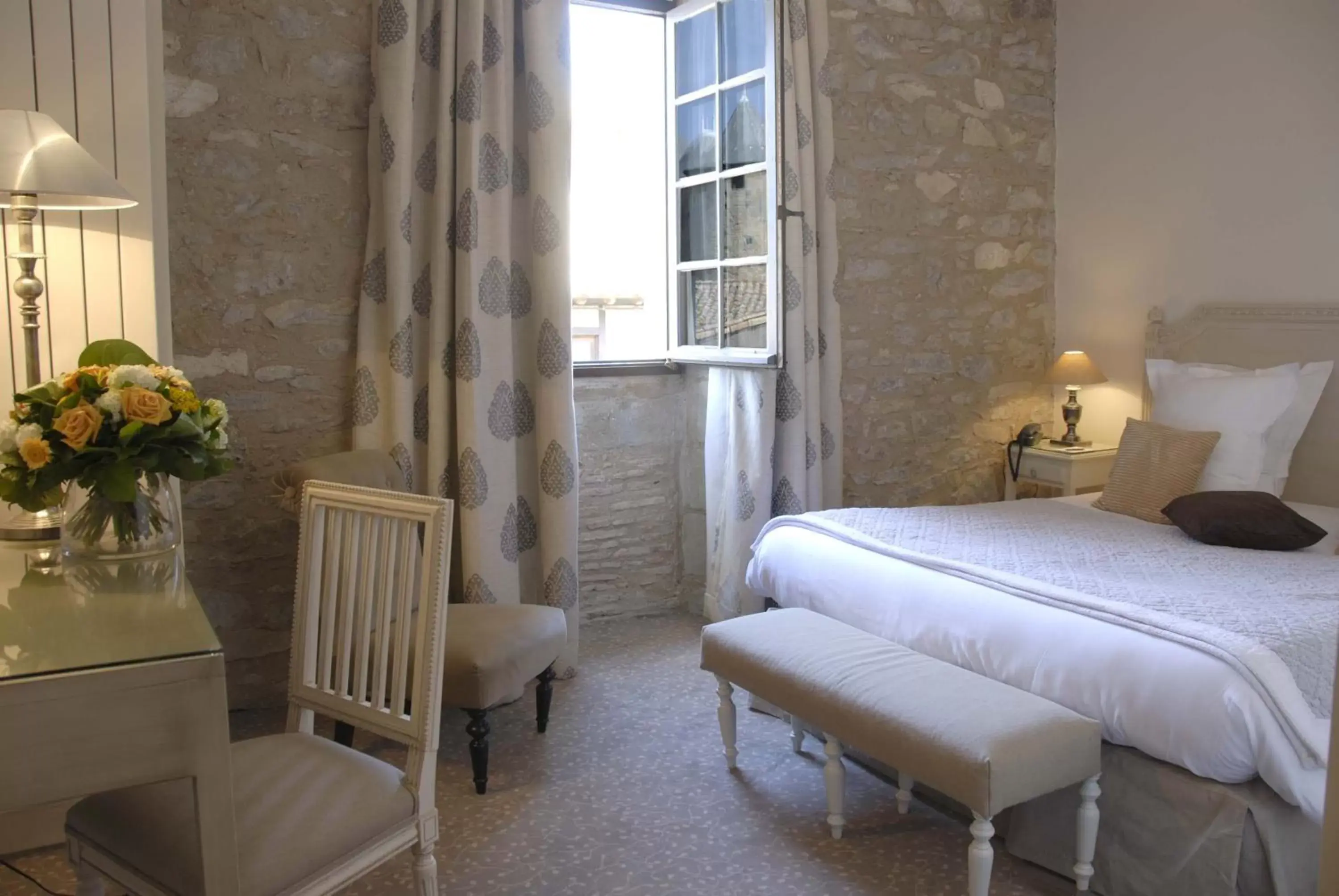 Photo of the whole room, Bed in Hôtel Le Donjon - Cœur de La Cité Médiévale