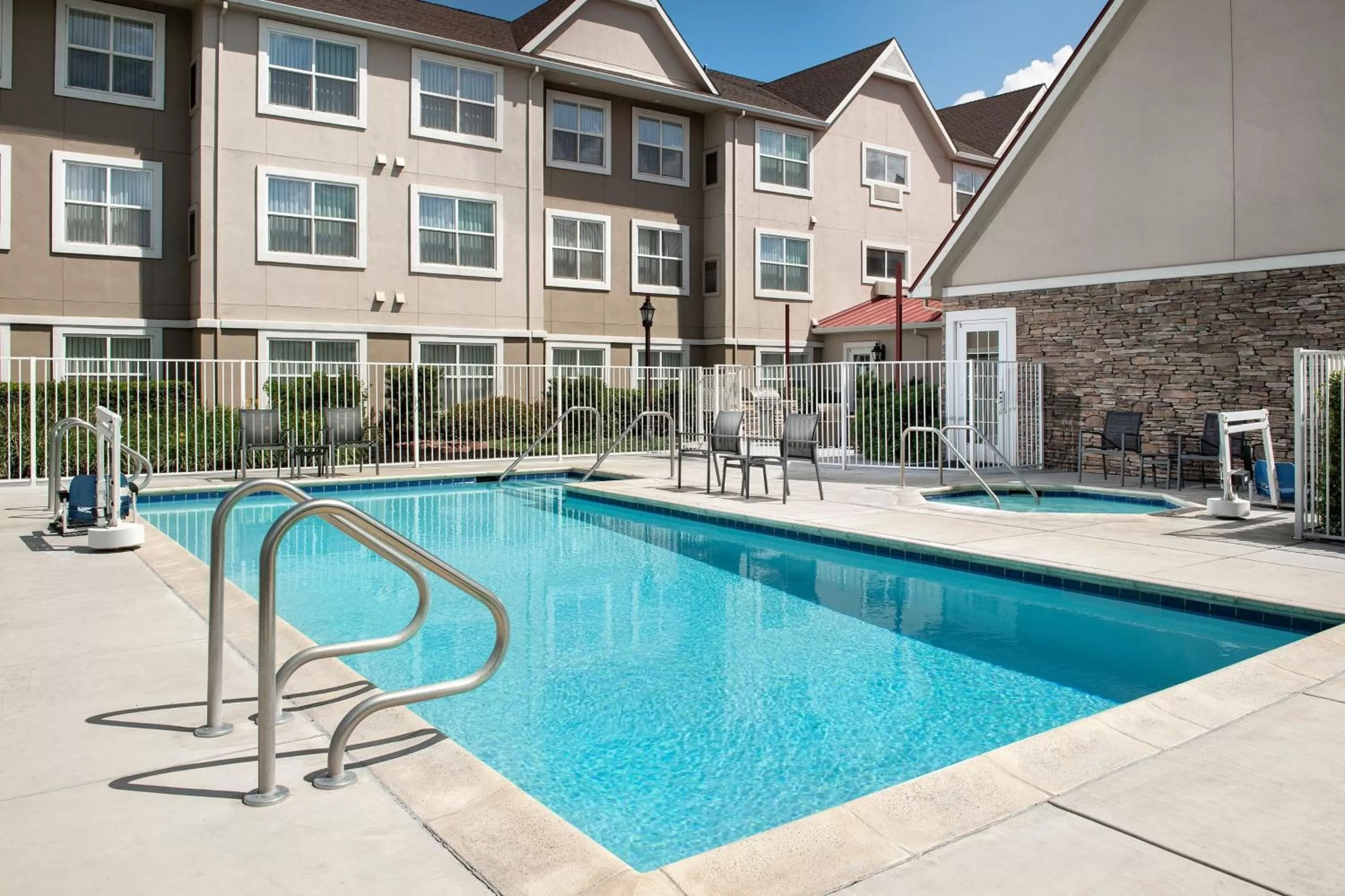 Swimming pool in Residence Inn Chico