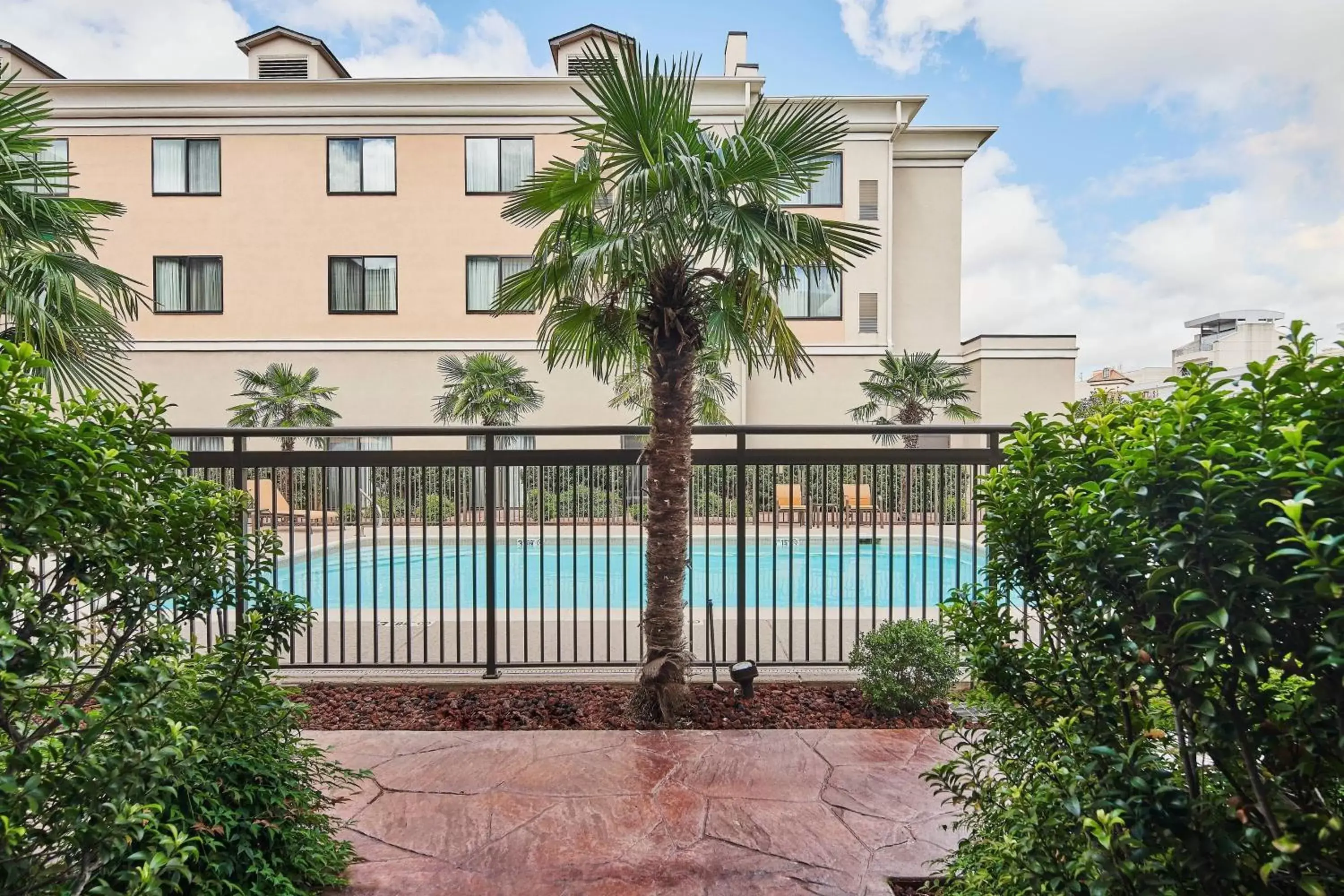 Swimming pool, Pool View in Courtyard Shreveport-Bossier City/Louisiana Boardwalk