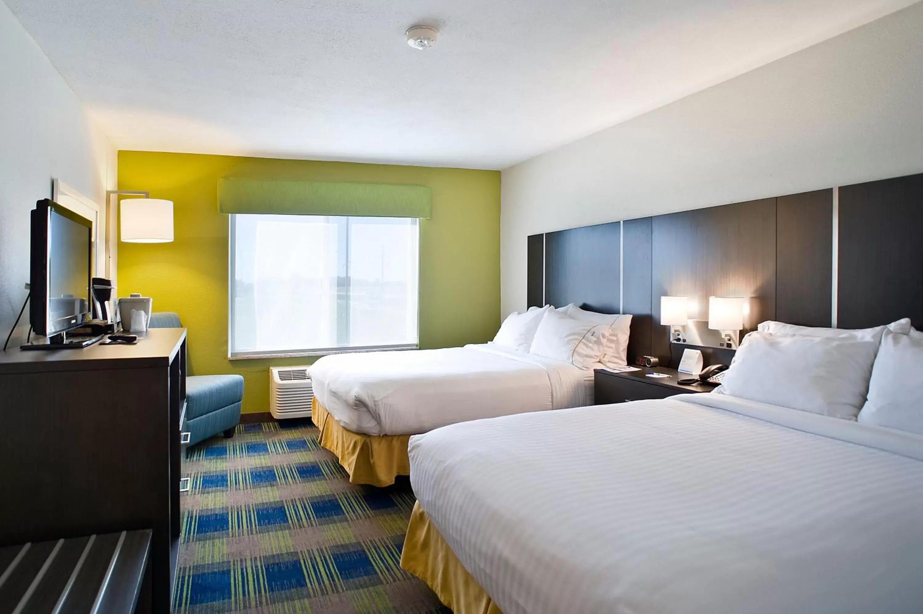 Photo of the whole room, Bed in Holiday Inn Express & Suites Vermillion, an IHG Hotel