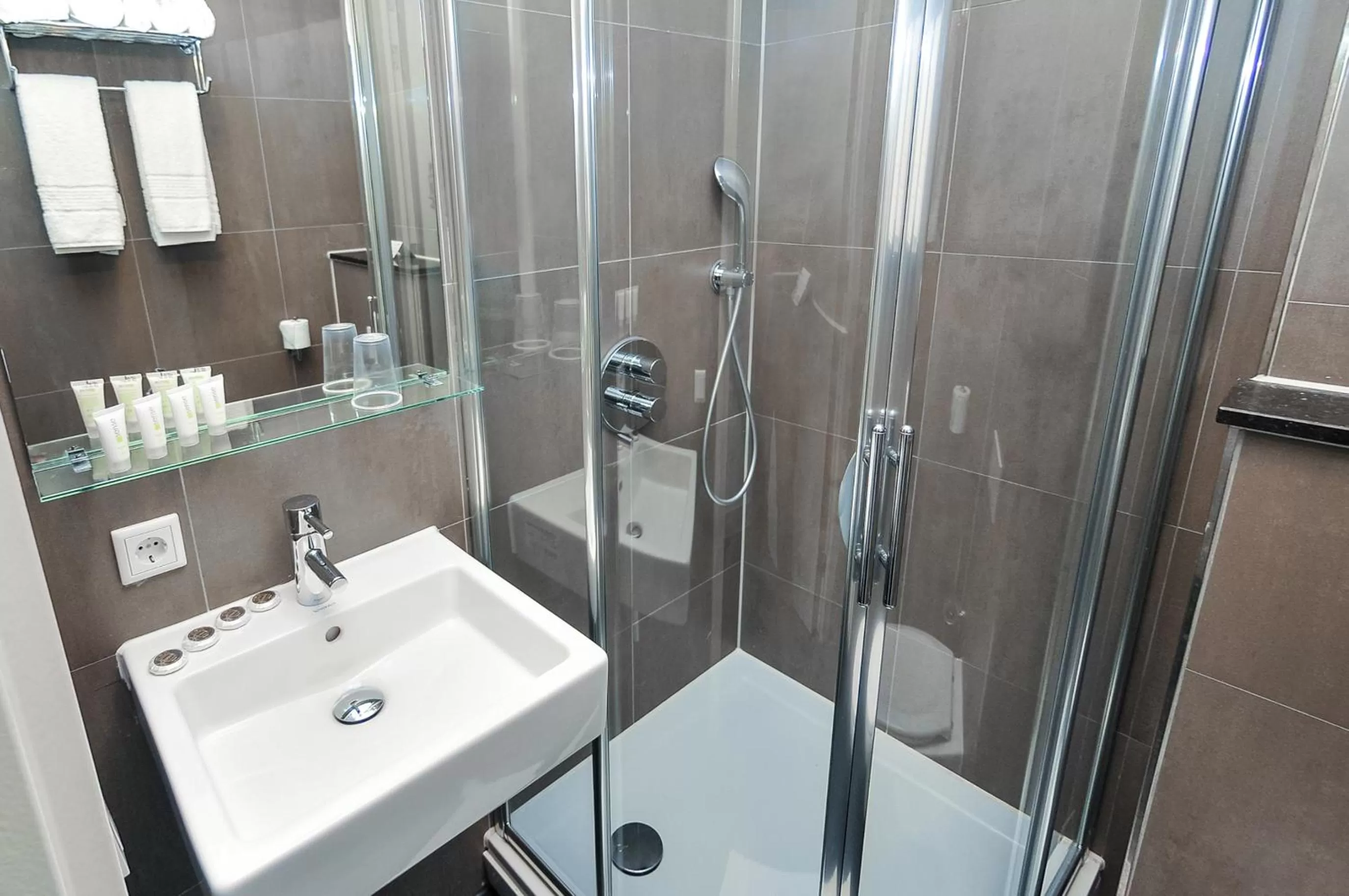 Shower in Hotel Fine Harmony