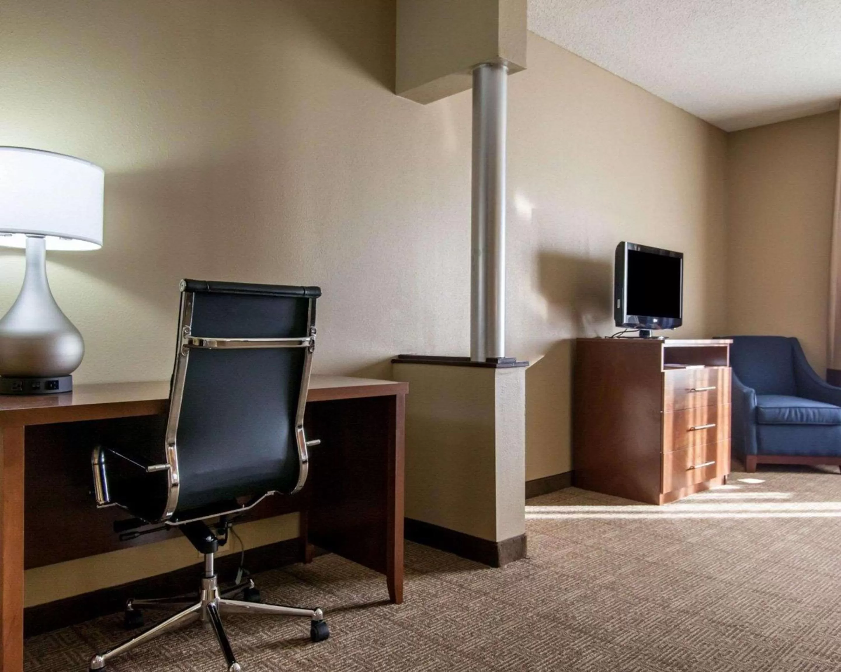 Photo of the whole room in Comfort Suites Tulsa Central