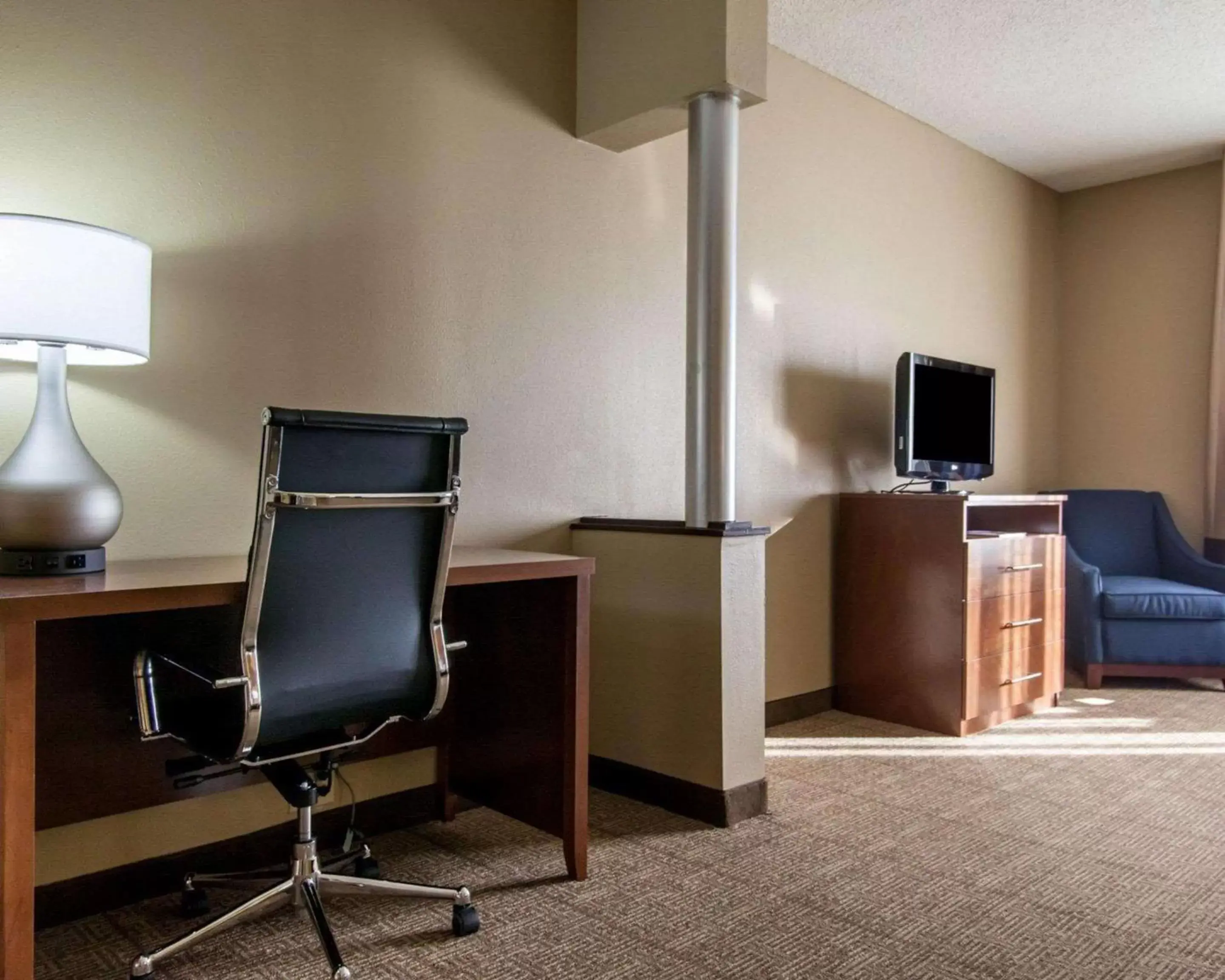 Photo of the whole room, TV/Entertainment Center in Comfort Suites Central / I-44