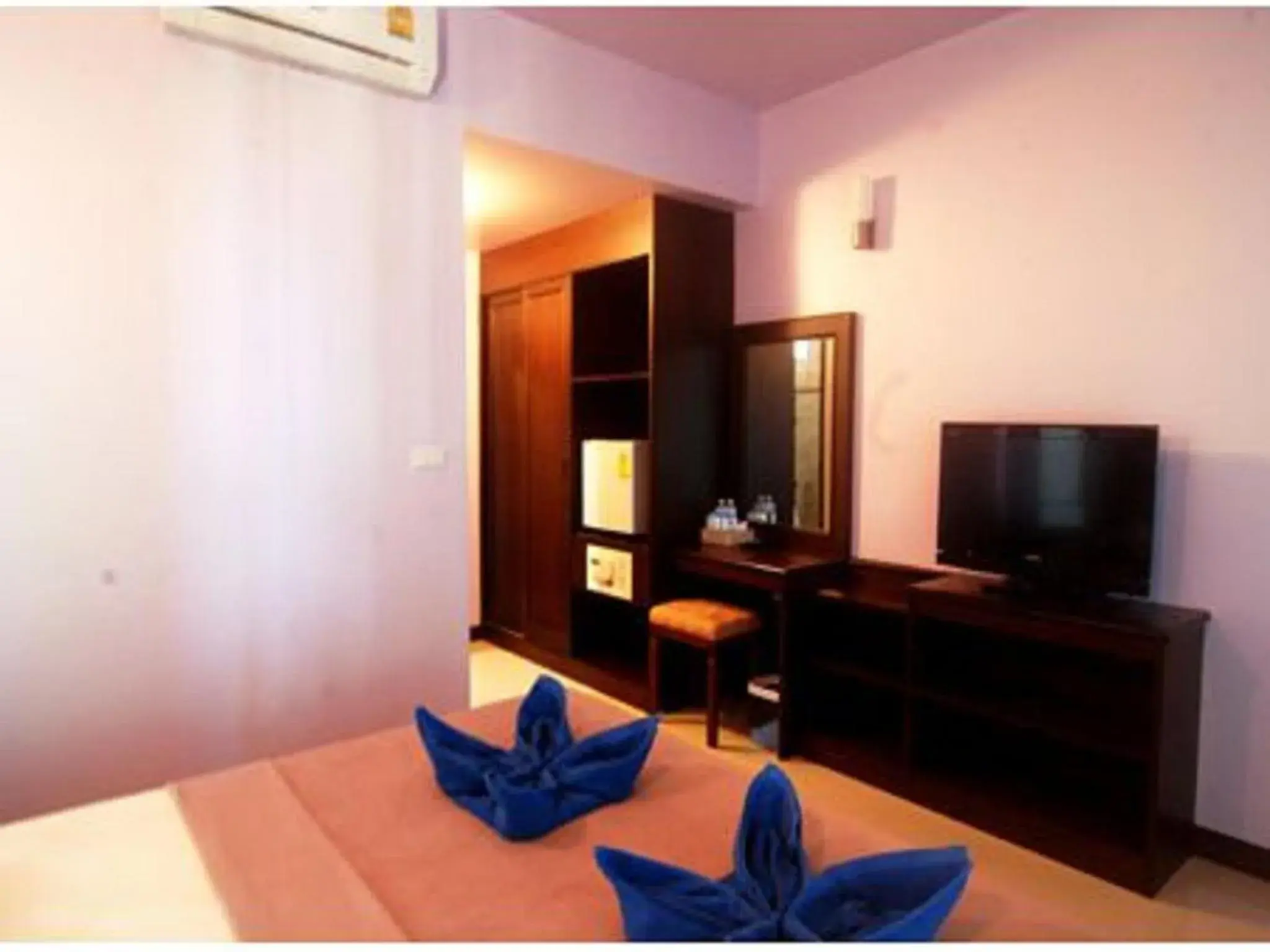 Photo of the whole room, TV/Entertainment Center in Lanta Bee Garden Bungalow SHA Extra Plus