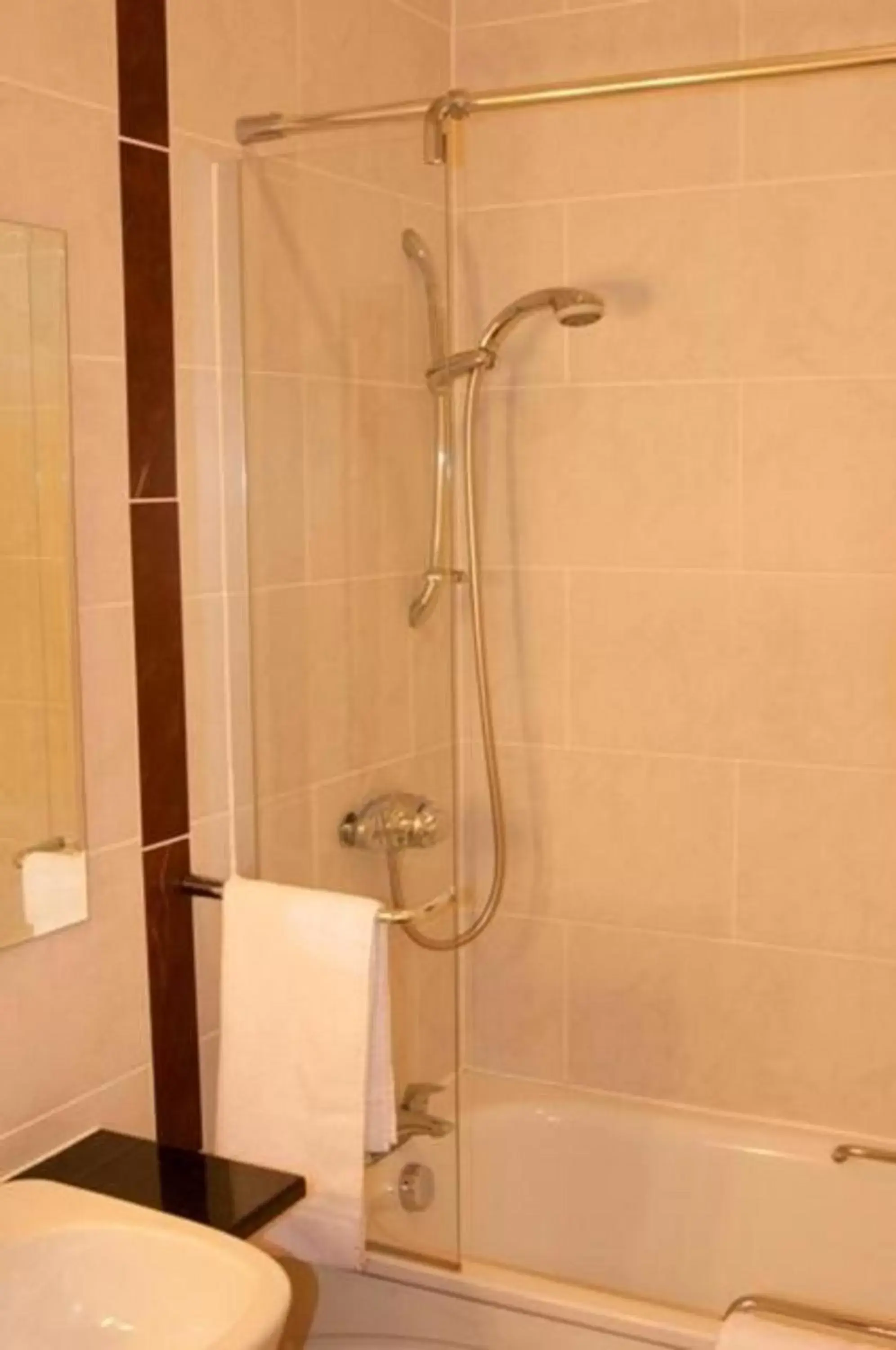 Shower, Bathroom in The Queensgate Hotel