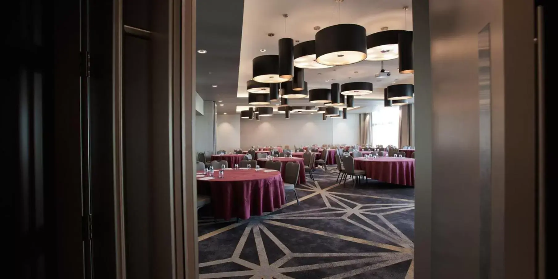 Meeting/conference room, Restaurant/Places to Eat in Crowne Plaza Aberdeen Airport, an IHG Hotel