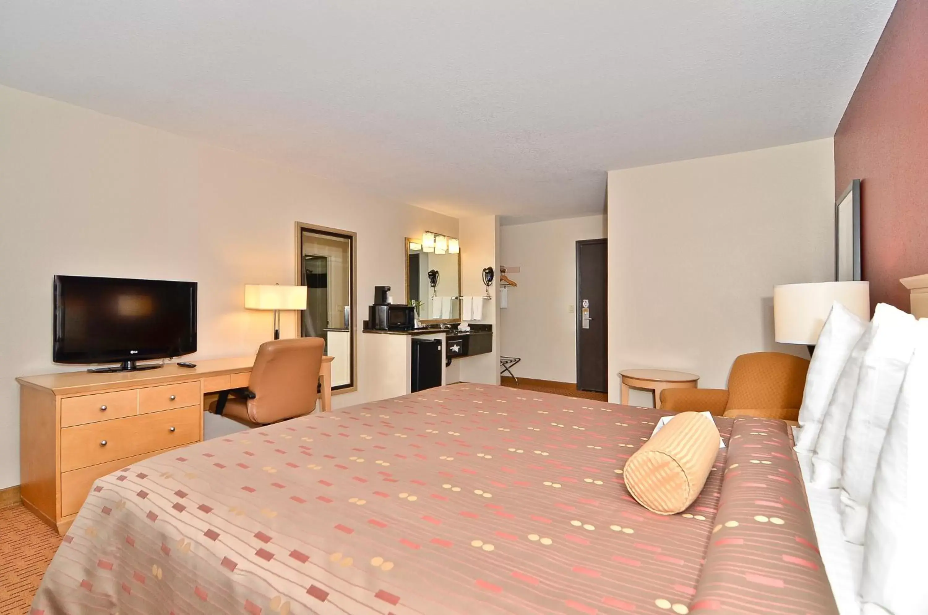 Bed, TV/Entertainment Center in Clackamas Inn and Suites