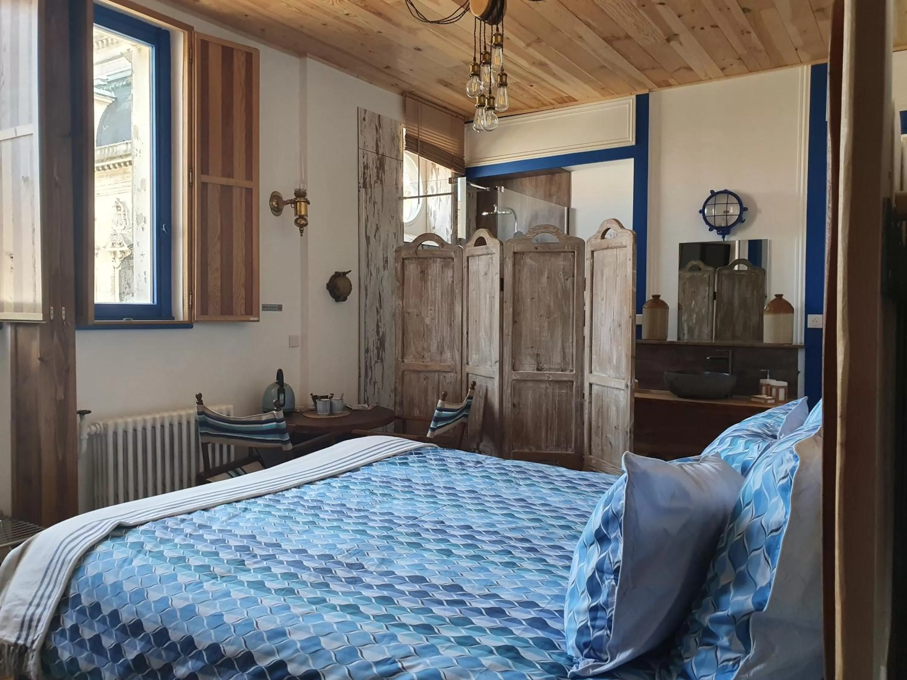 Shower, Bed in B & B Les Secrets des Loges