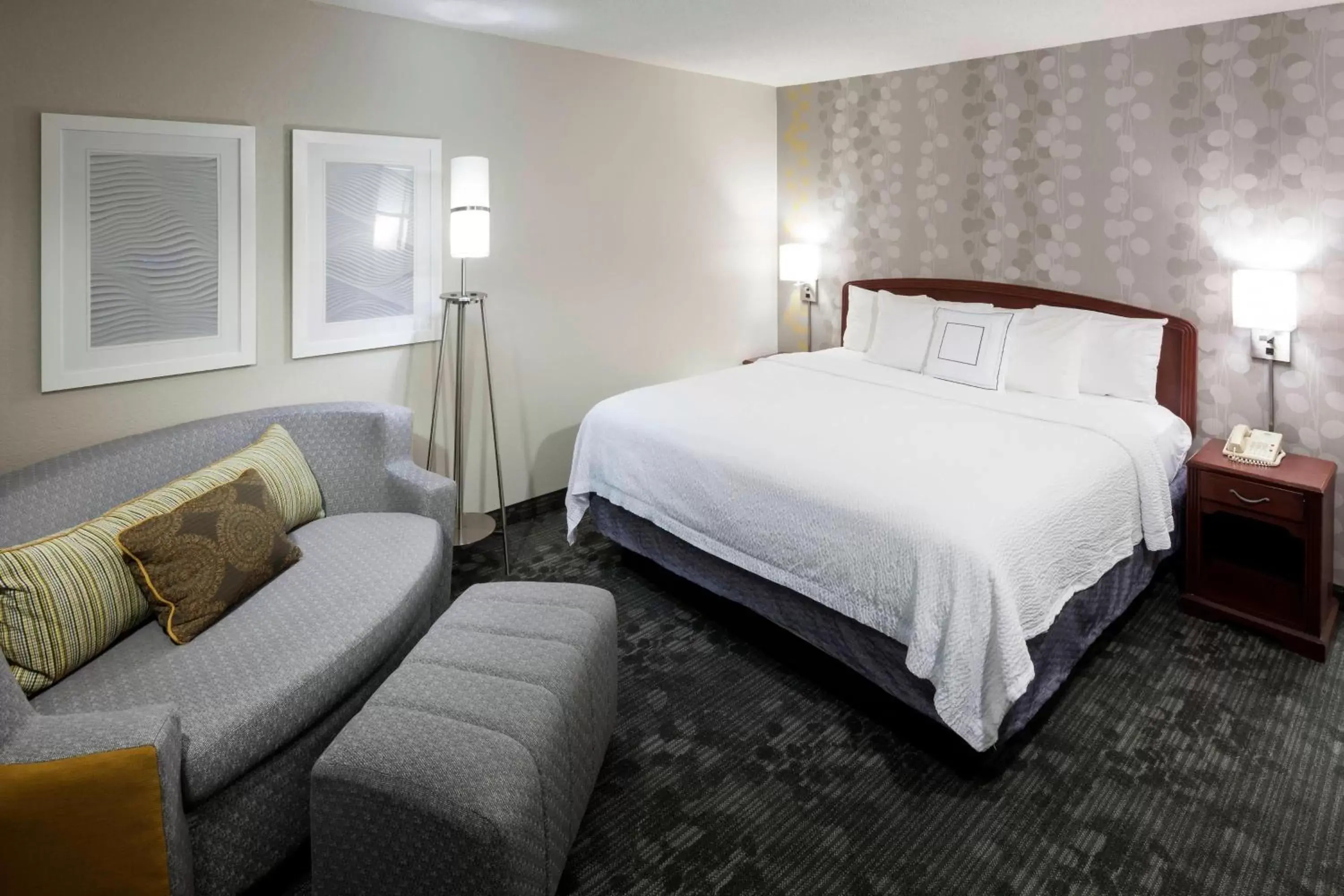 Photo of the whole room, Bed in Courtyard by Marriott Wichita East