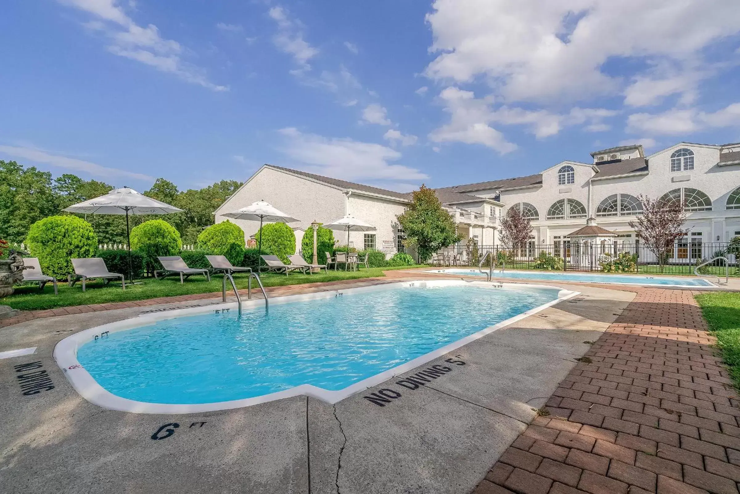 Swimming Pool in Chateau Renault