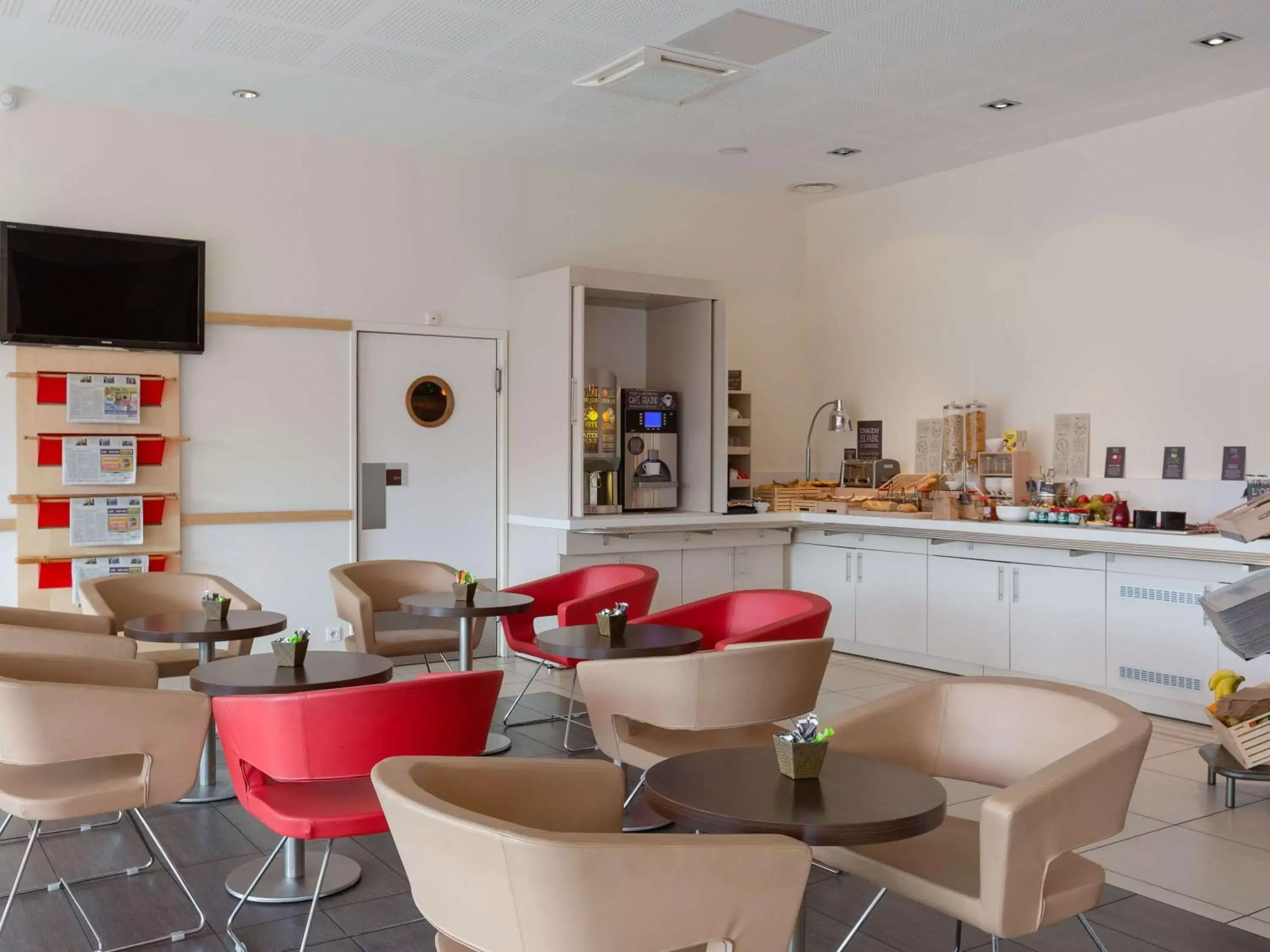 Restaurant/places to eat, Lounge/Bar in ibis Guingamp