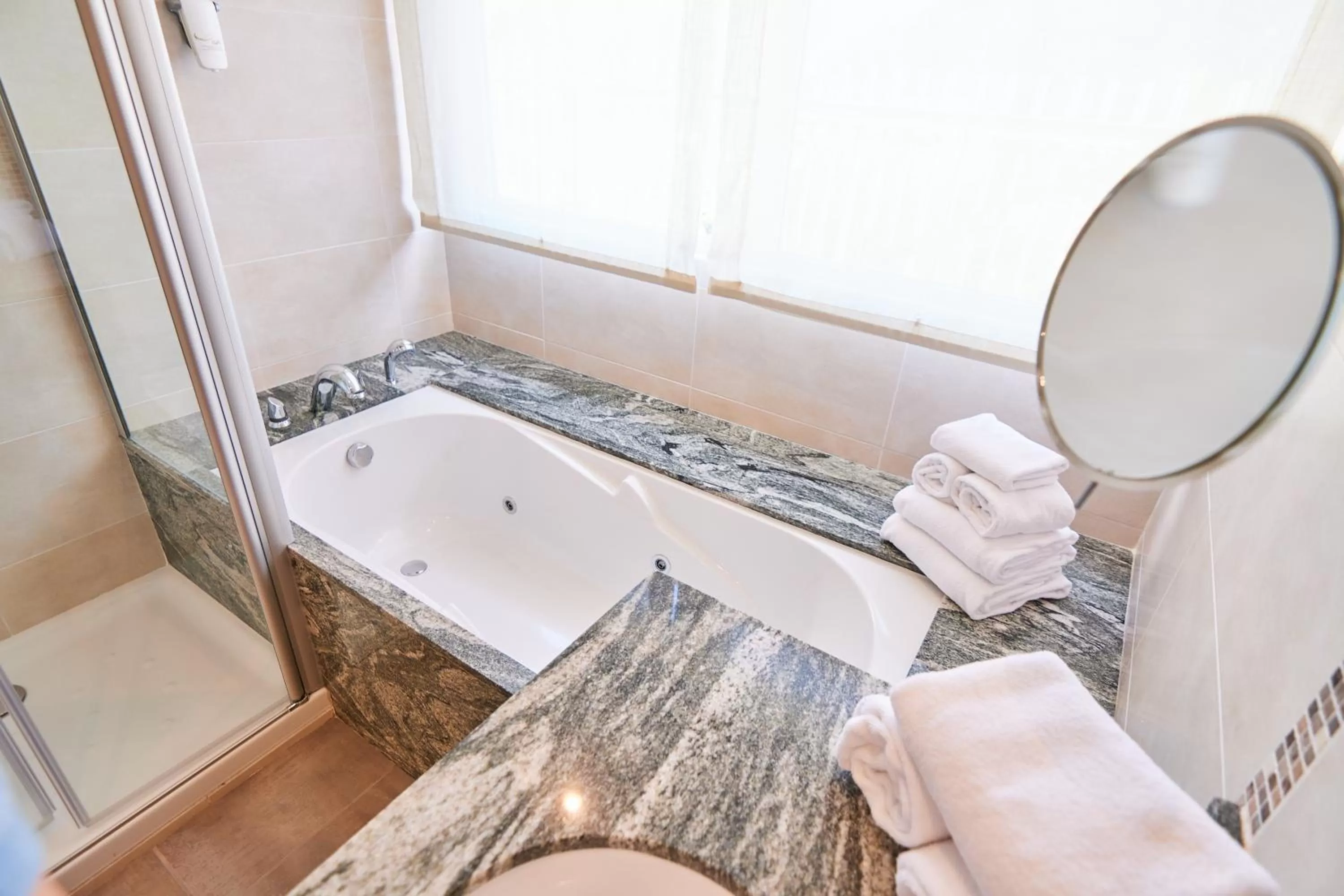 Hot Tub in Los Geranios