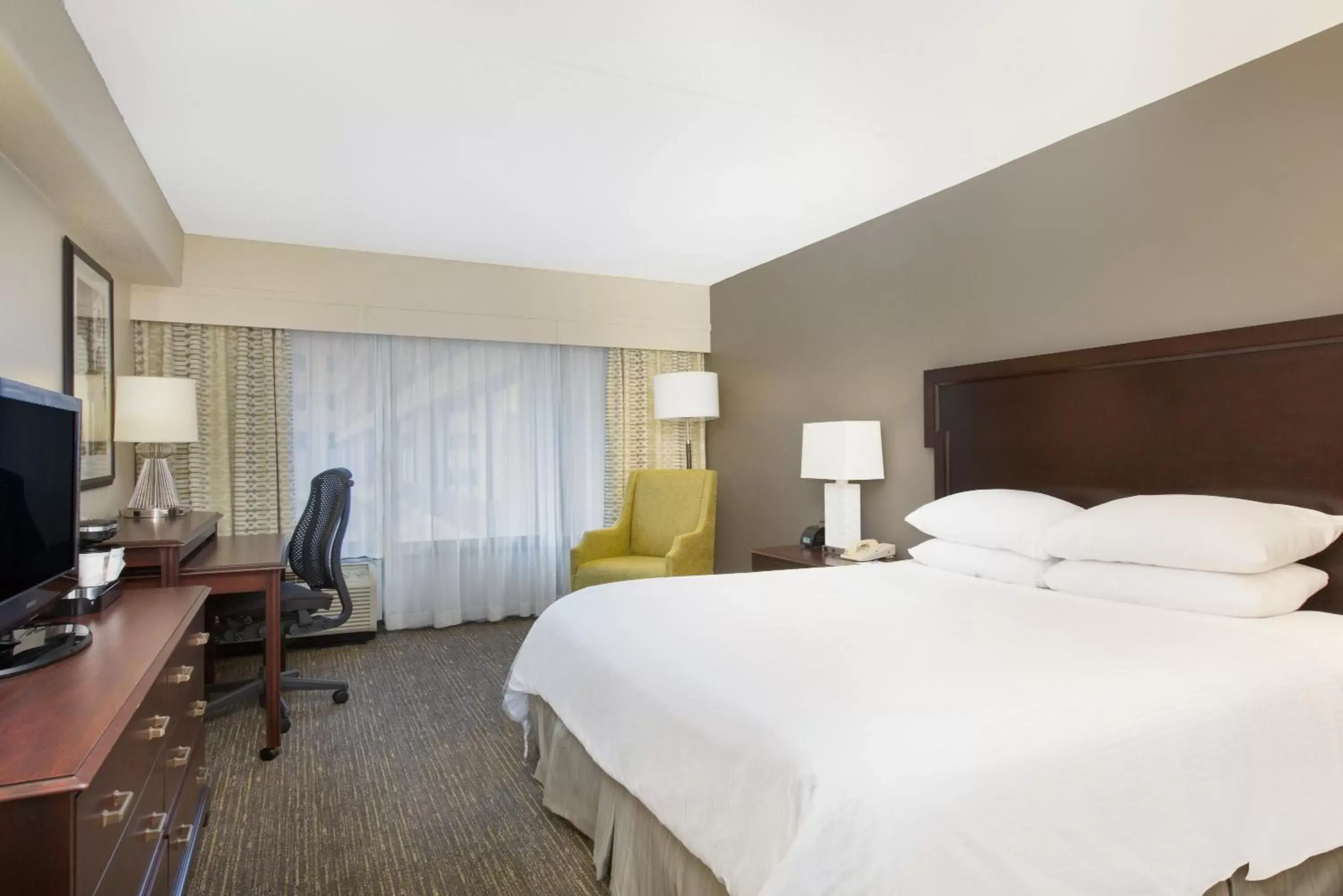 Photo of the whole room, Room Photo in Wyndham Philadelphia-Historic District