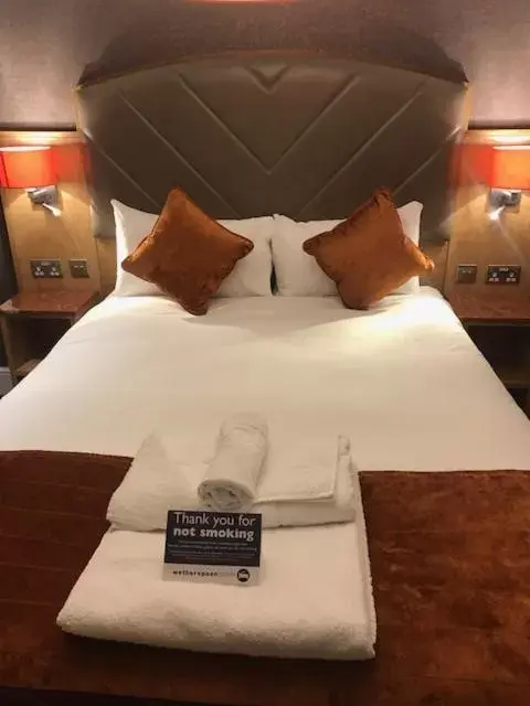 Bed in The Crown Hotel Wetherspoon