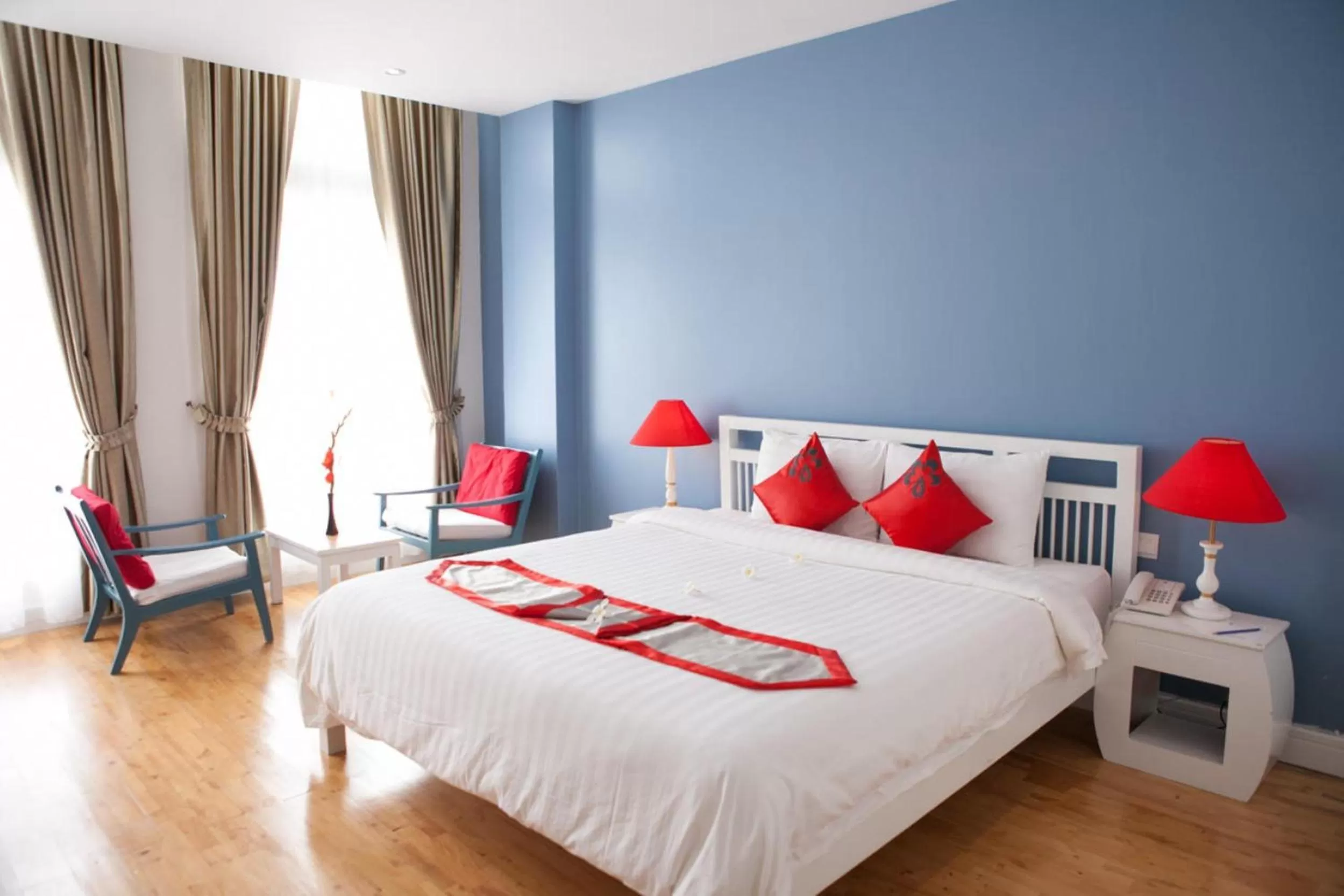 Bedroom, Bed in The Frangipani Royal Palace Hotel