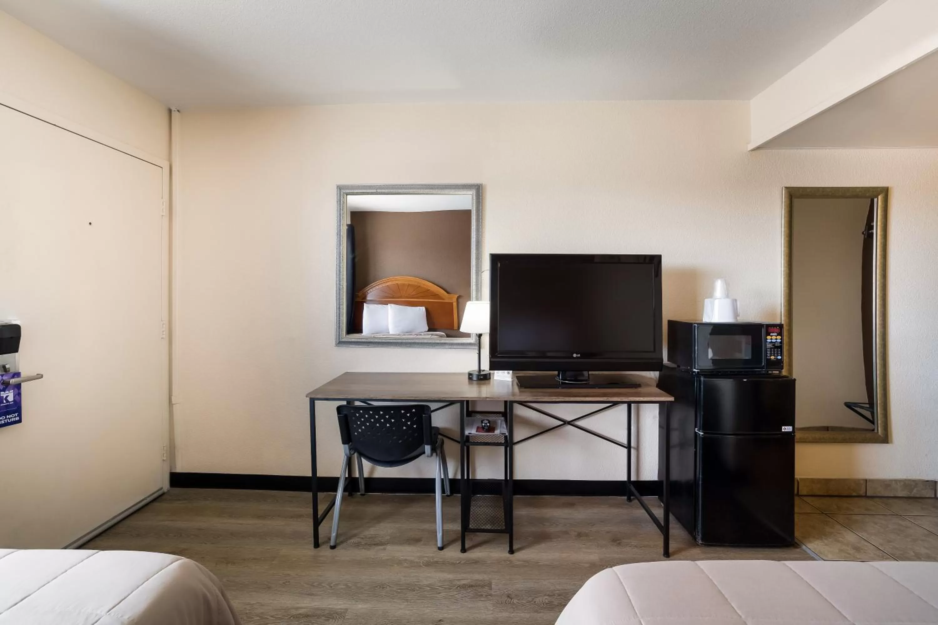 TV and multimedia, Bed in Knights Inn Sierra Vista / East Fry