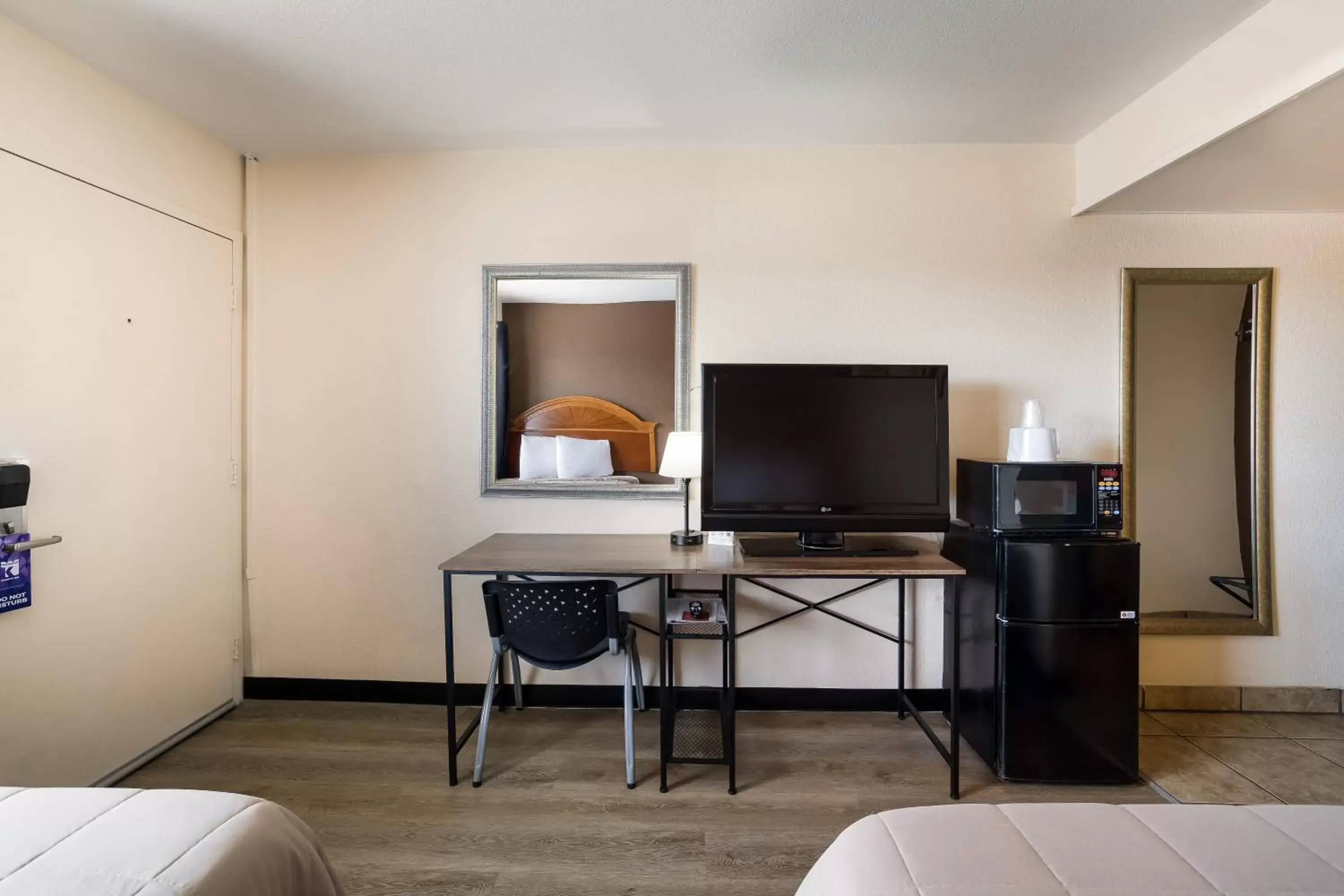 TV and multimedia, Bed in Knights Inn Sierra Vista / East Fry TV and multimedia, Bed in Knights Inn Sierra Vista / East Fry