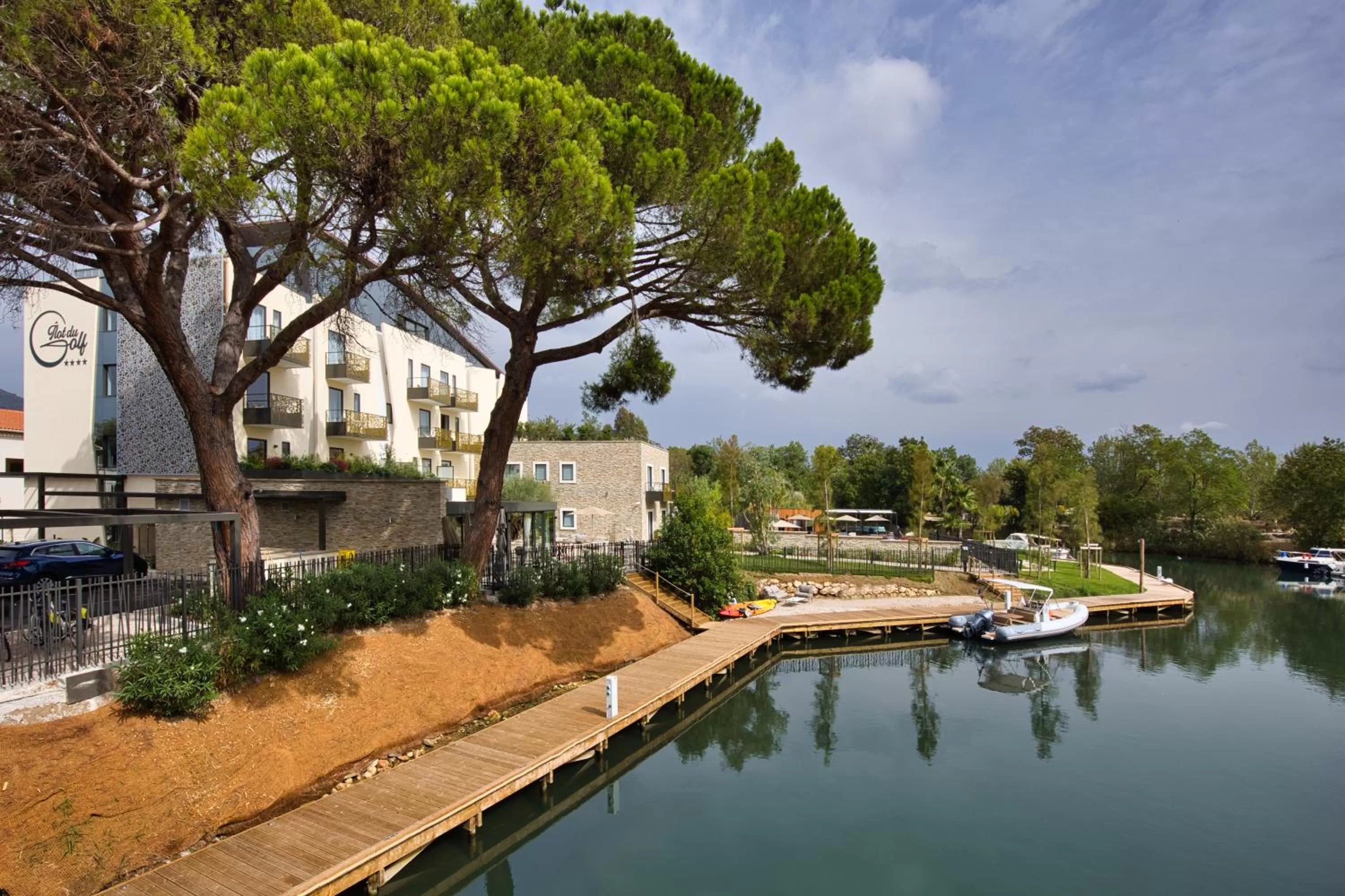 River view in Ilot du Golf BW Premier Collection