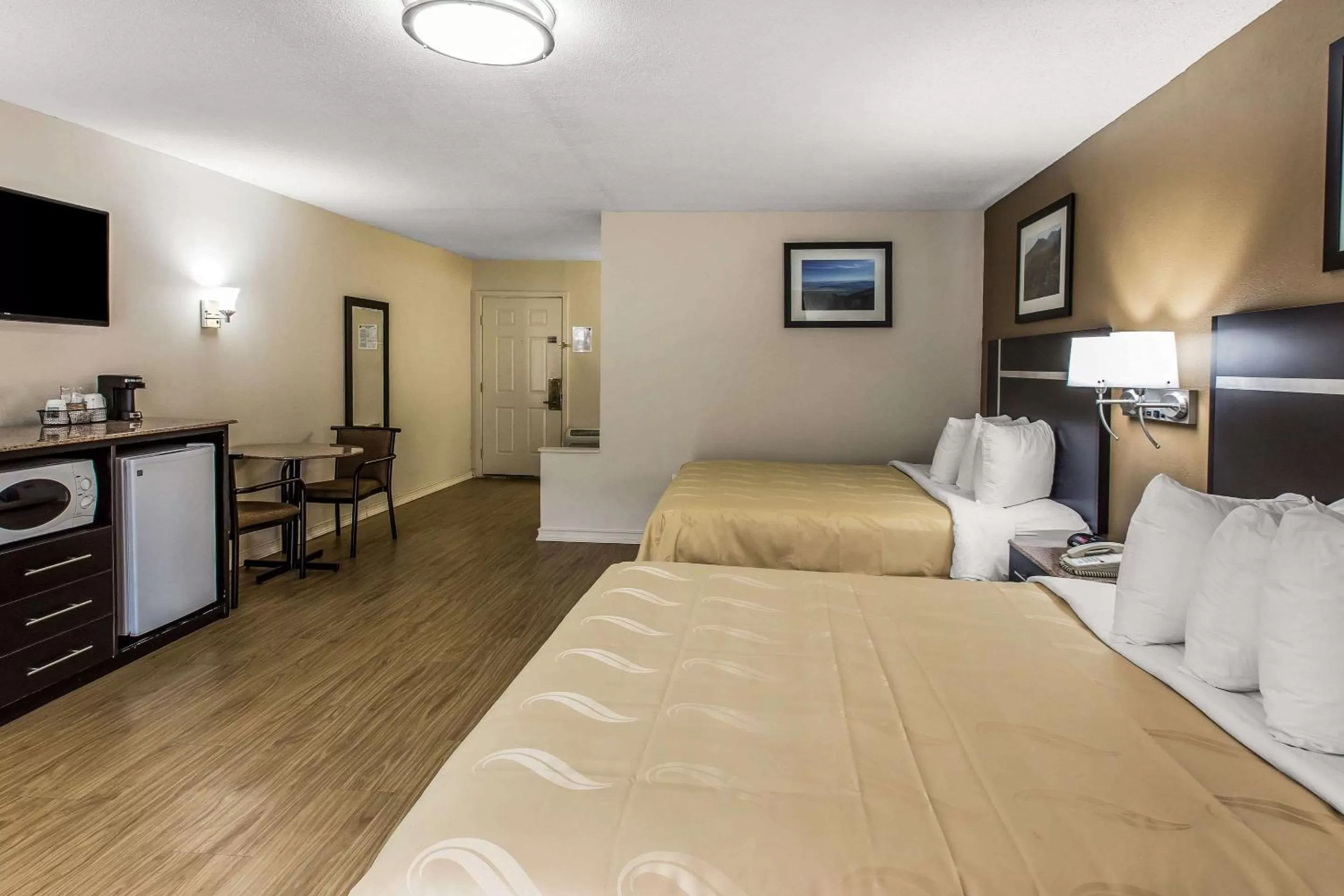 Photo of the whole room, Bed in Quality Inn & Suites Gatlinburg North