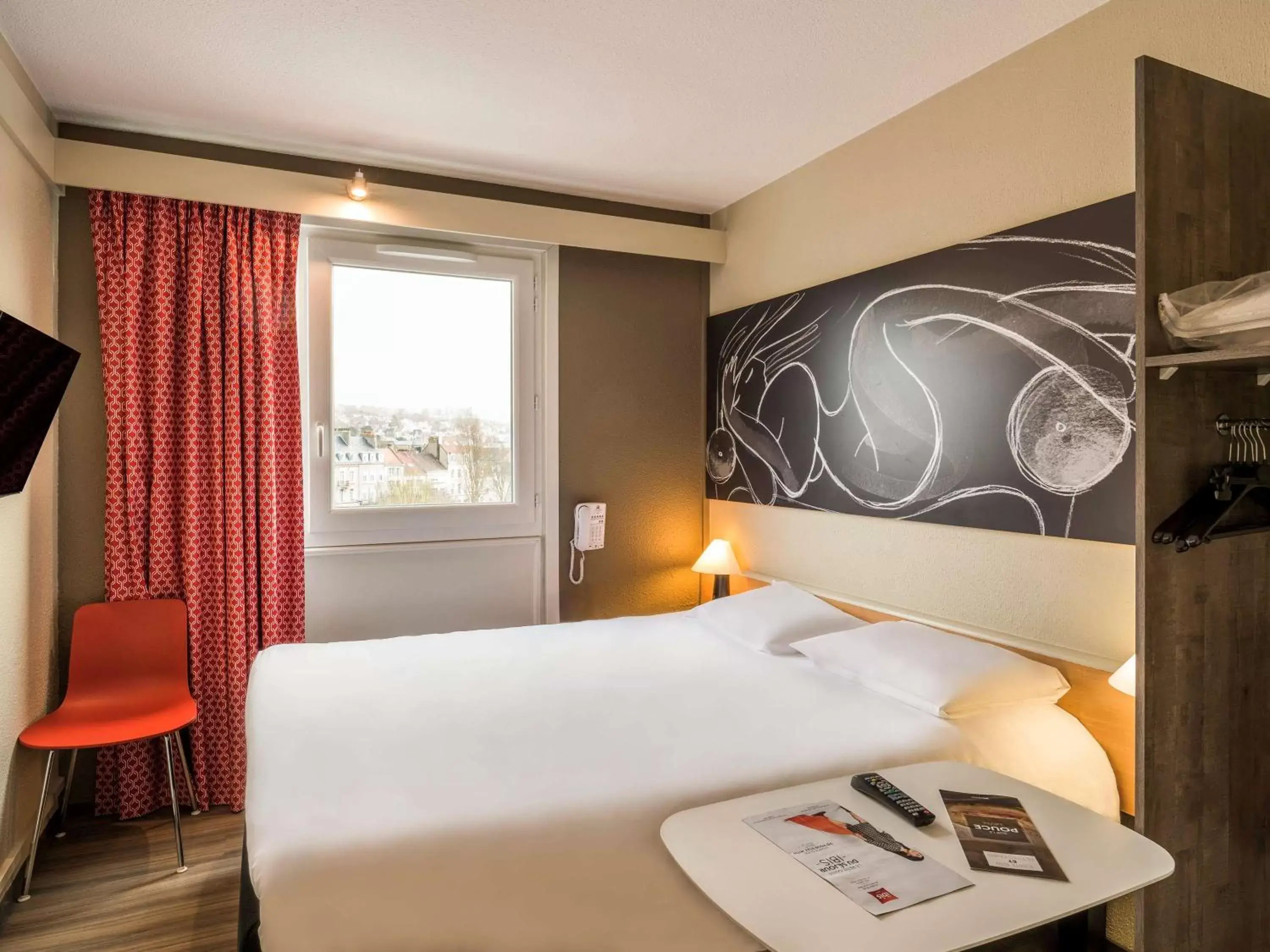 Photo of the whole room, Bed in ibis Boulogne sur Mer Centre les Ports