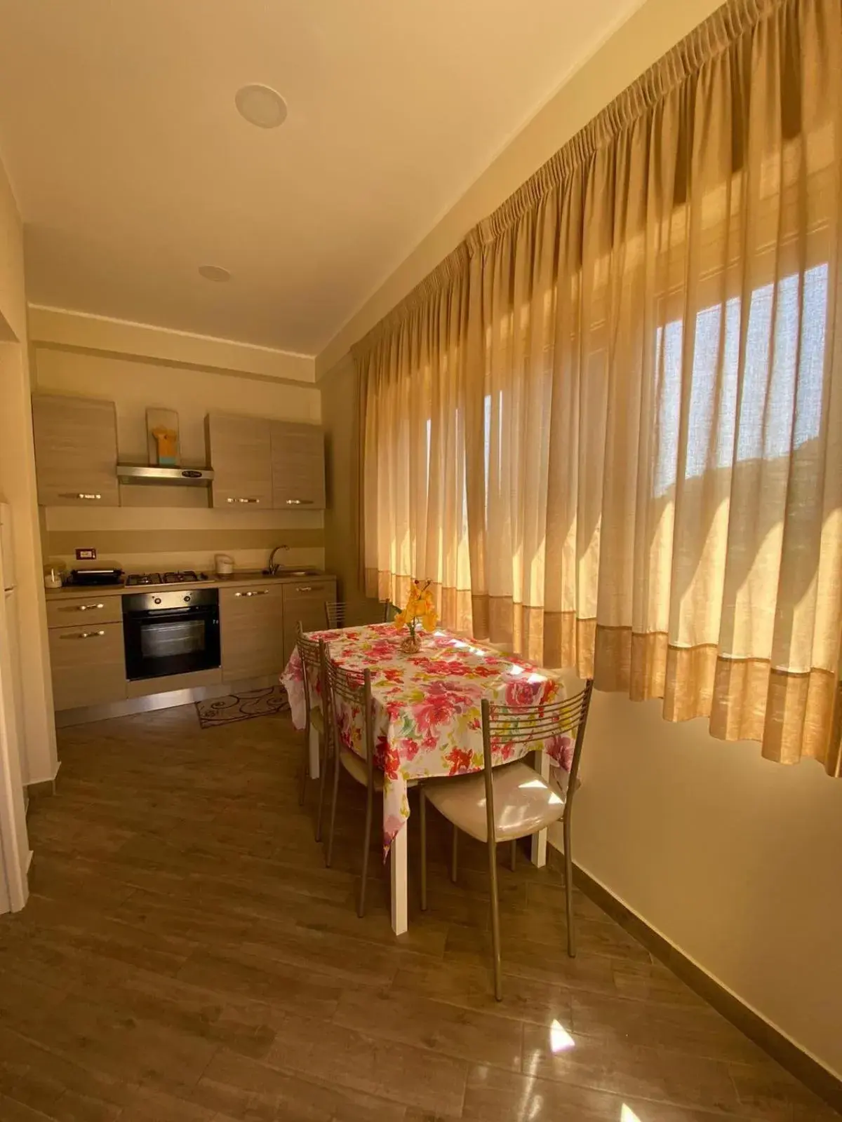 Kitchen or kitchenette, Dining Area in Hotel Soleado
