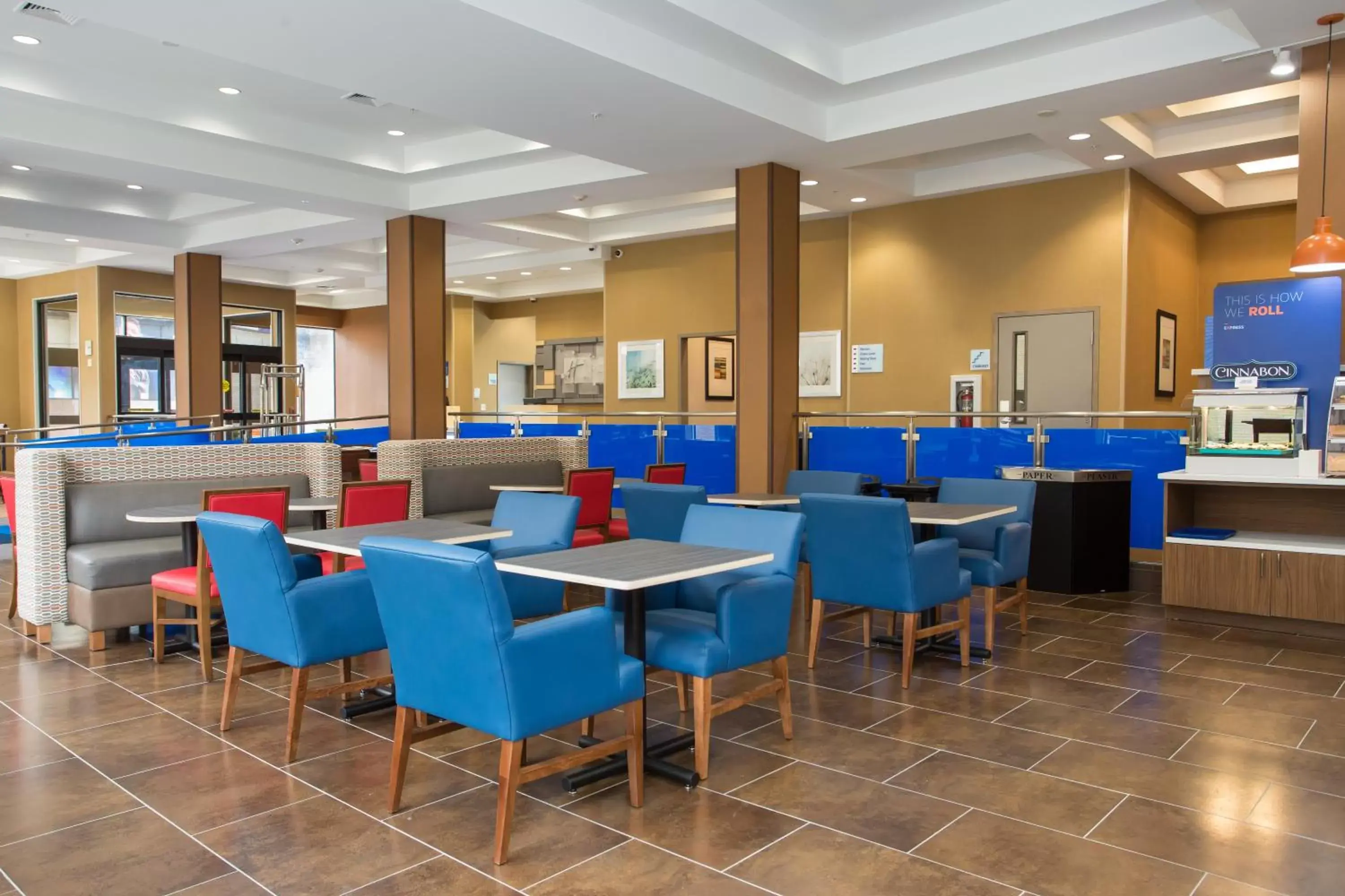 Lobby or reception, Restaurant/Places to Eat in Holiday Inn Express - Springfield Downtown, an IHG Hotel