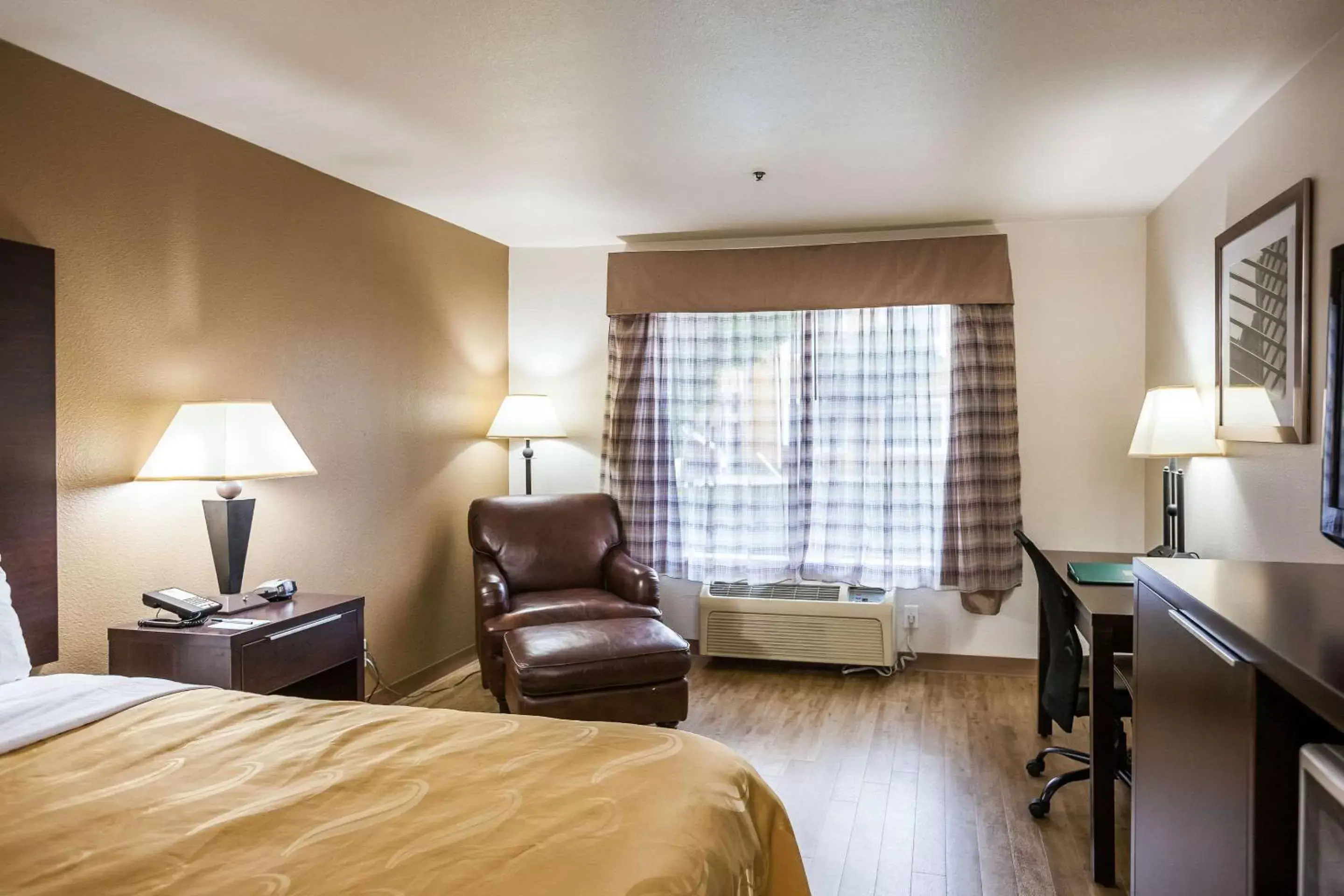 Photo of the whole room, Seating Area in Quality Inn near Six Flags Discovery Kingdom-Napa Valley