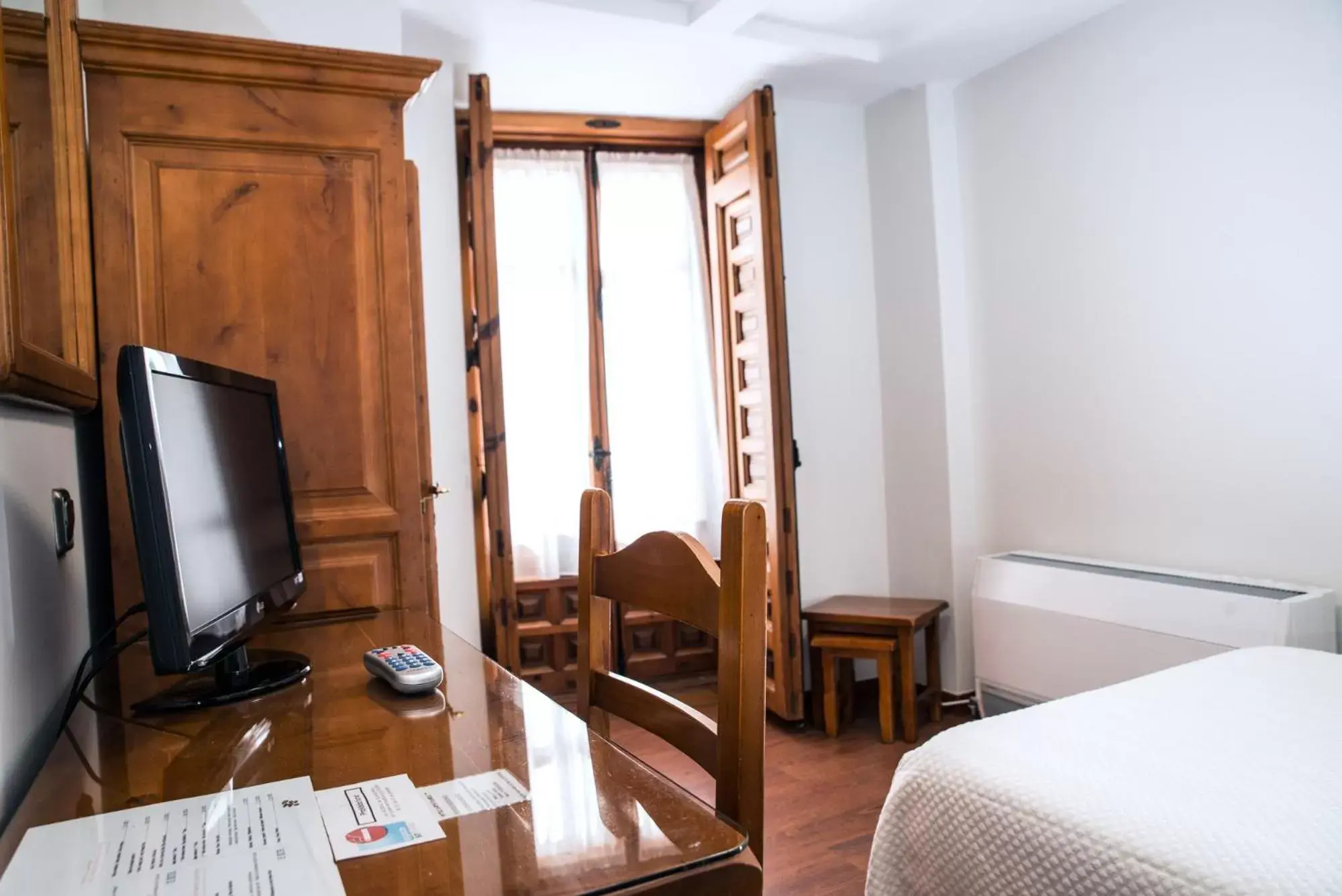 Photo of the whole room, TV/Entertainment Center in Hotel Santa Isabel