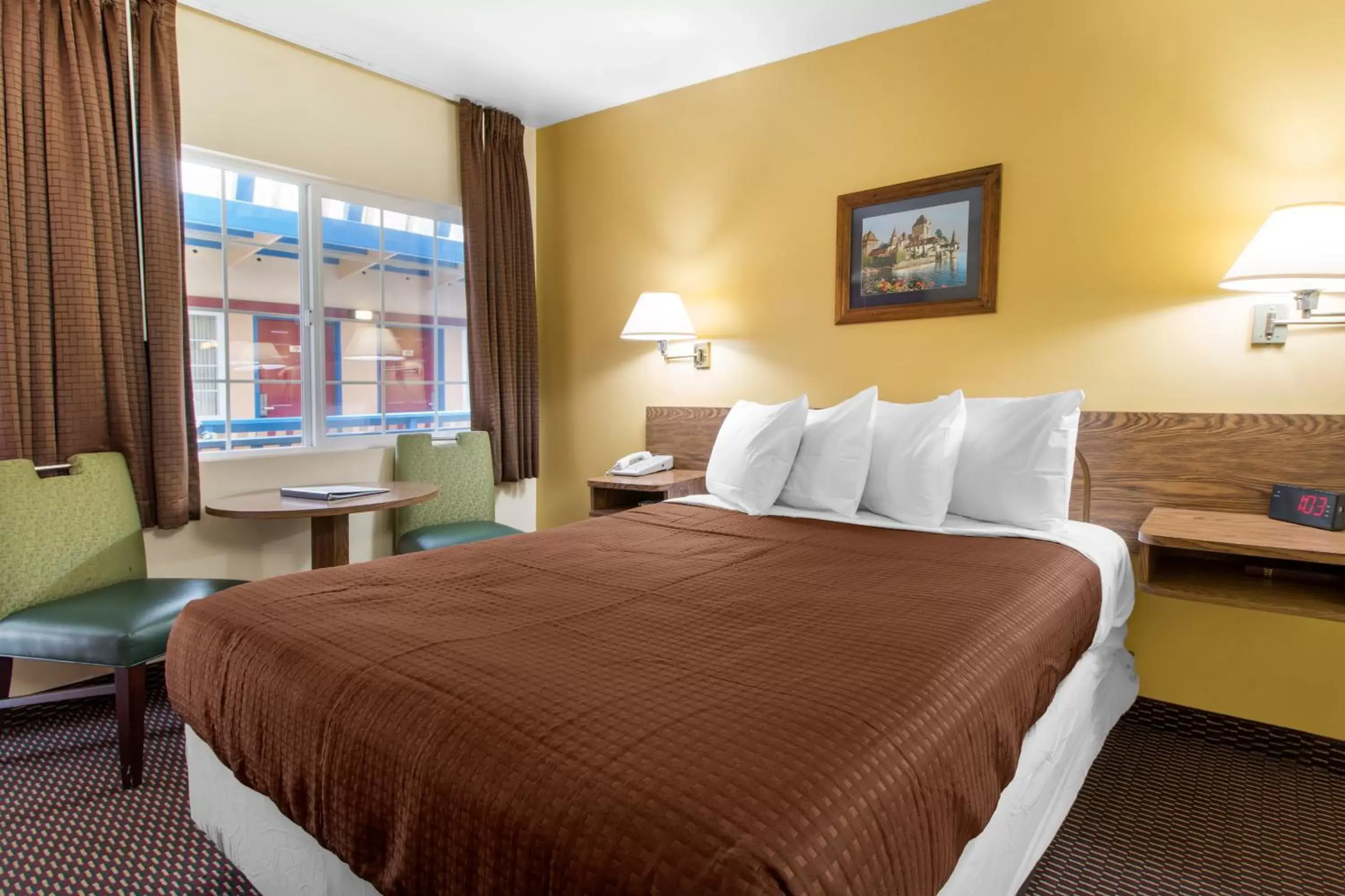 Bed in Eureka Town House Motel - Historic Old Town Bed in Eureka Town House Motel - Historic Old Town