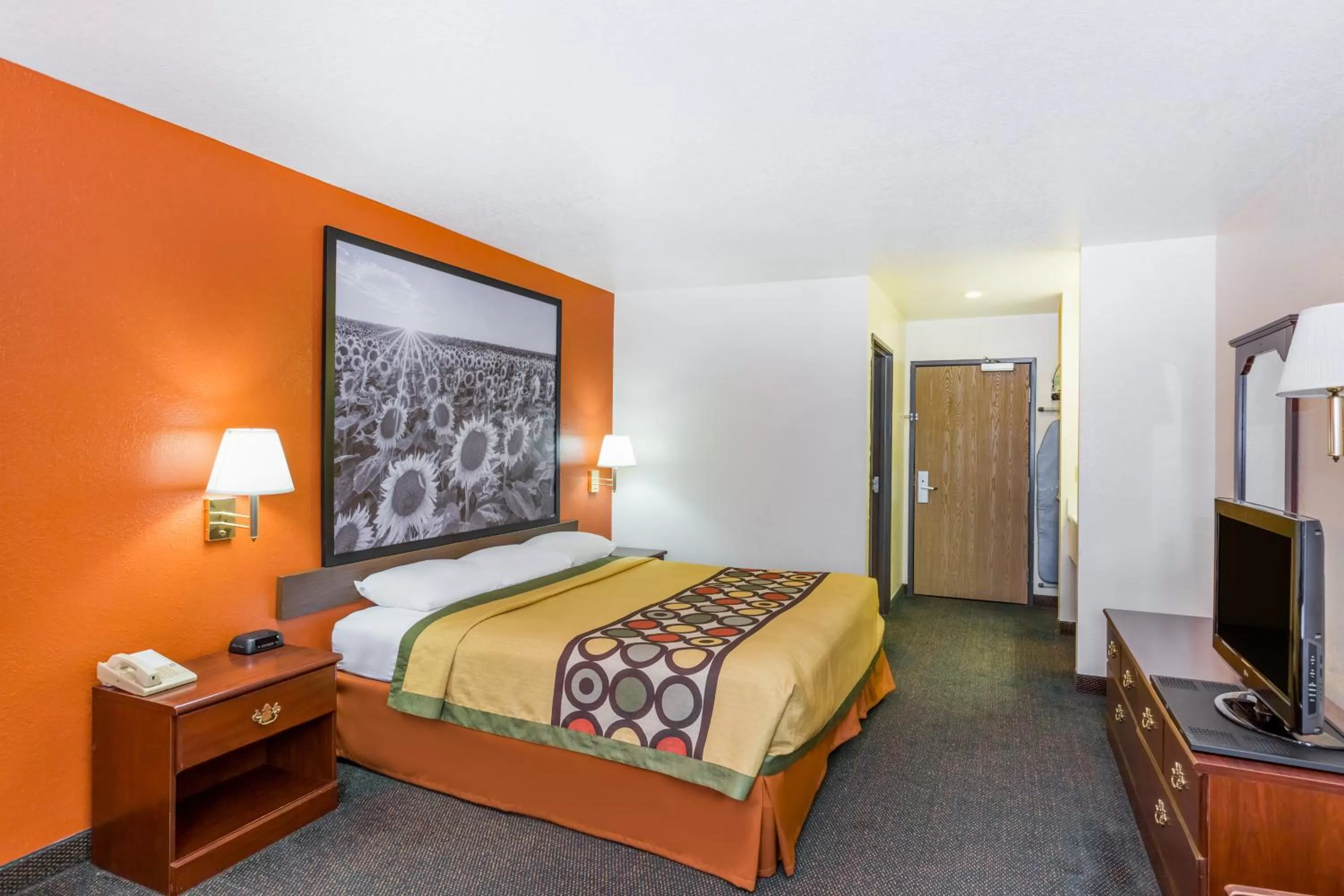 Property building, Bed in Super 8 by Wyndham Holton