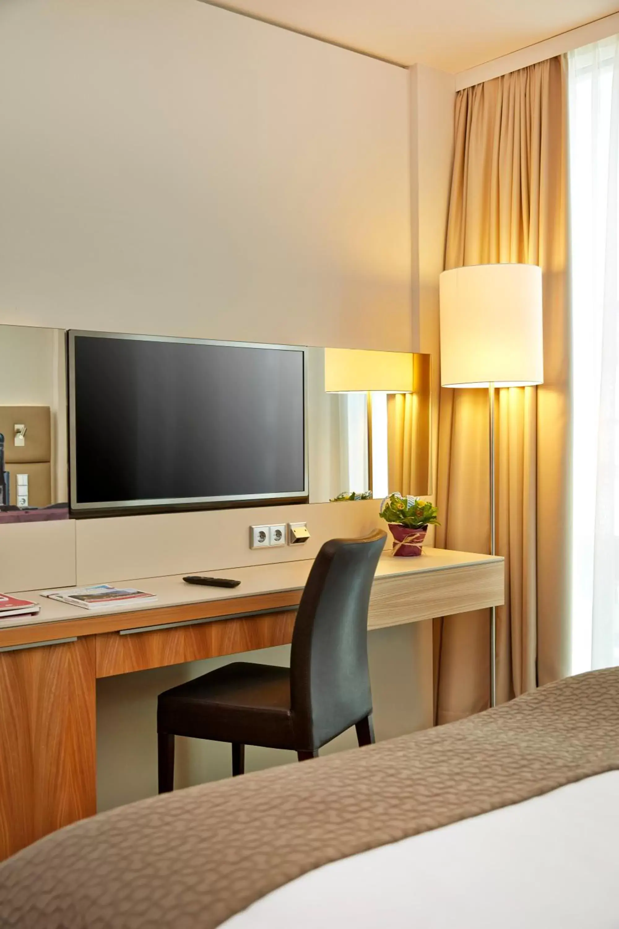 TV and multimedia, TV/Entertainment Center in H4 Hotel München Messe