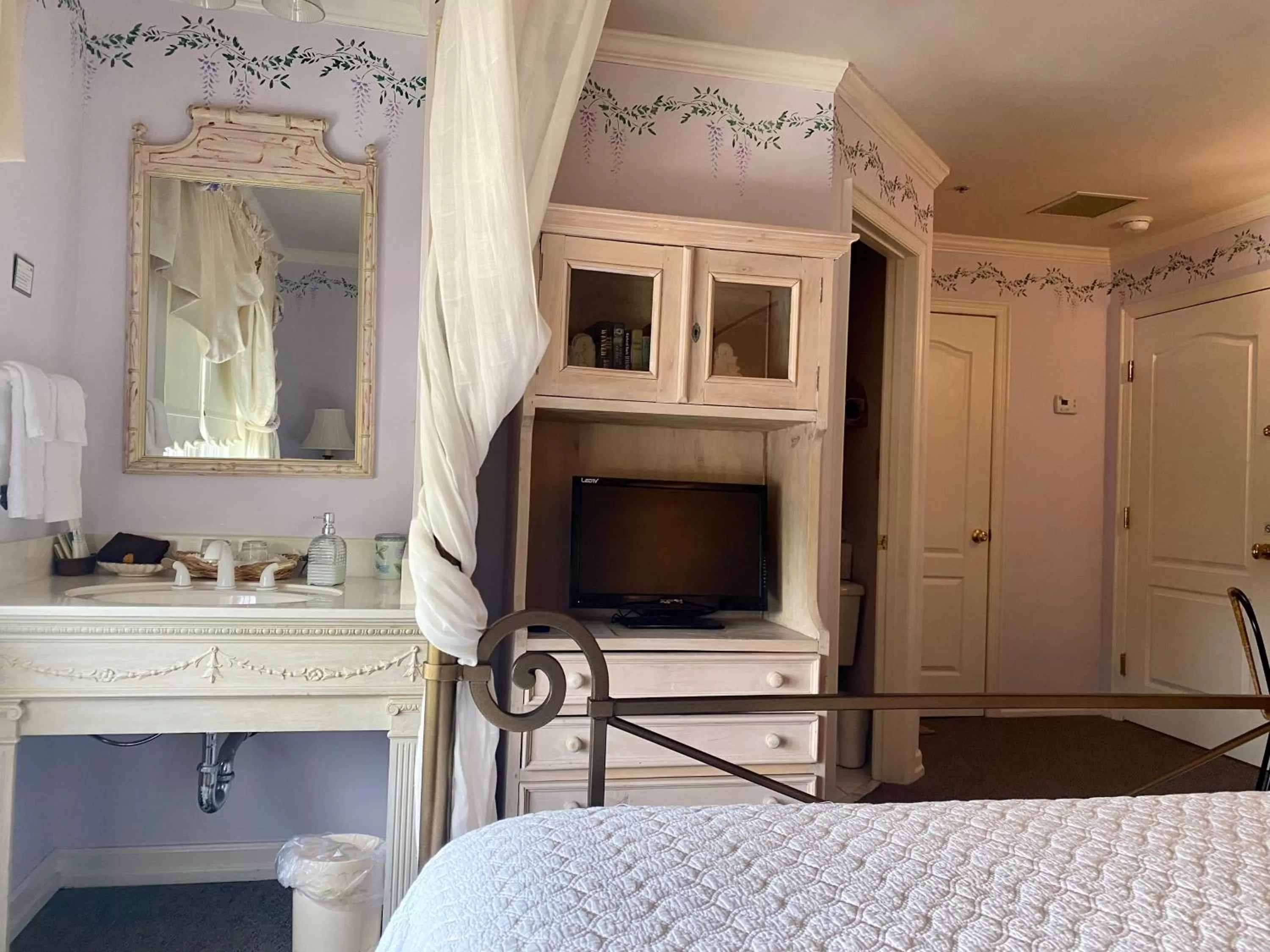 TV and multimedia, Bed in The Cypress Inn