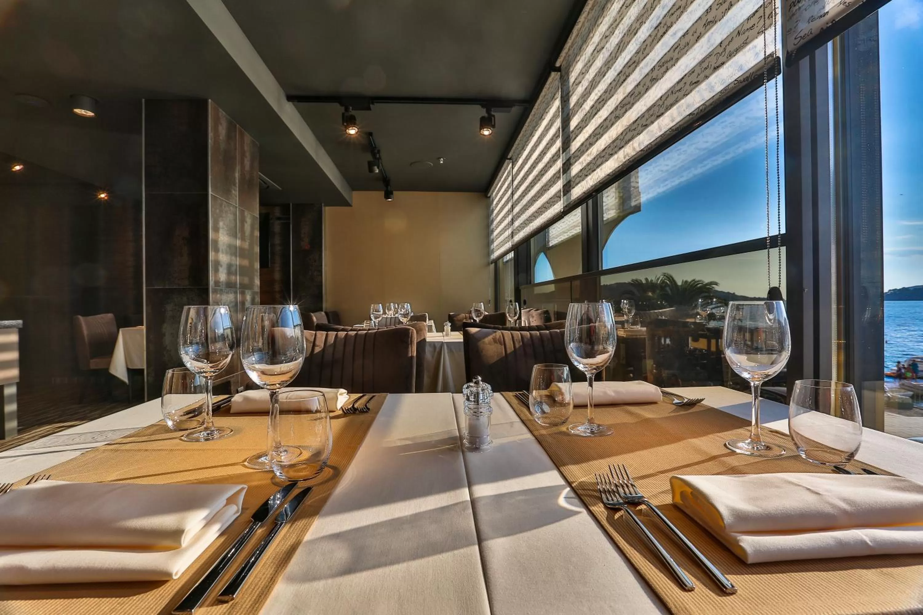 Restaurant/places to eat in Hotel Zeta