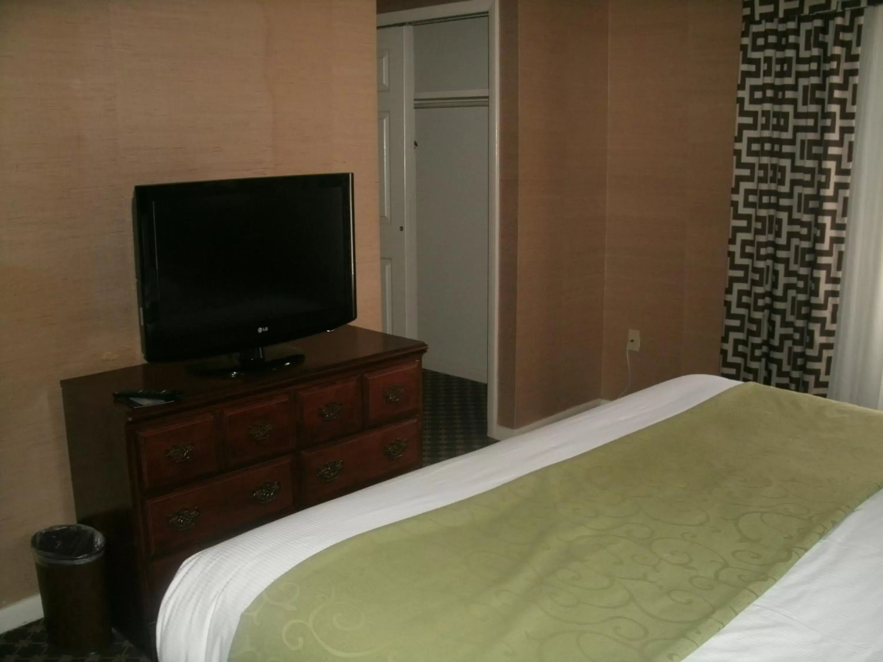 TV and multimedia, Bed in Merry Acres Inn