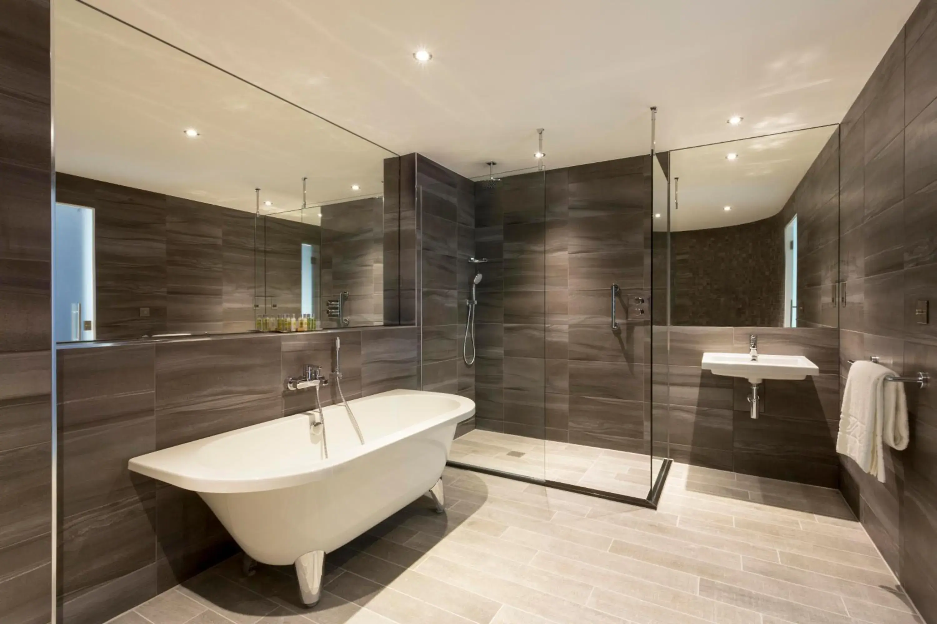 Bathroom in DoubleTree by Hilton Edinburgh - Queensferry Crossing