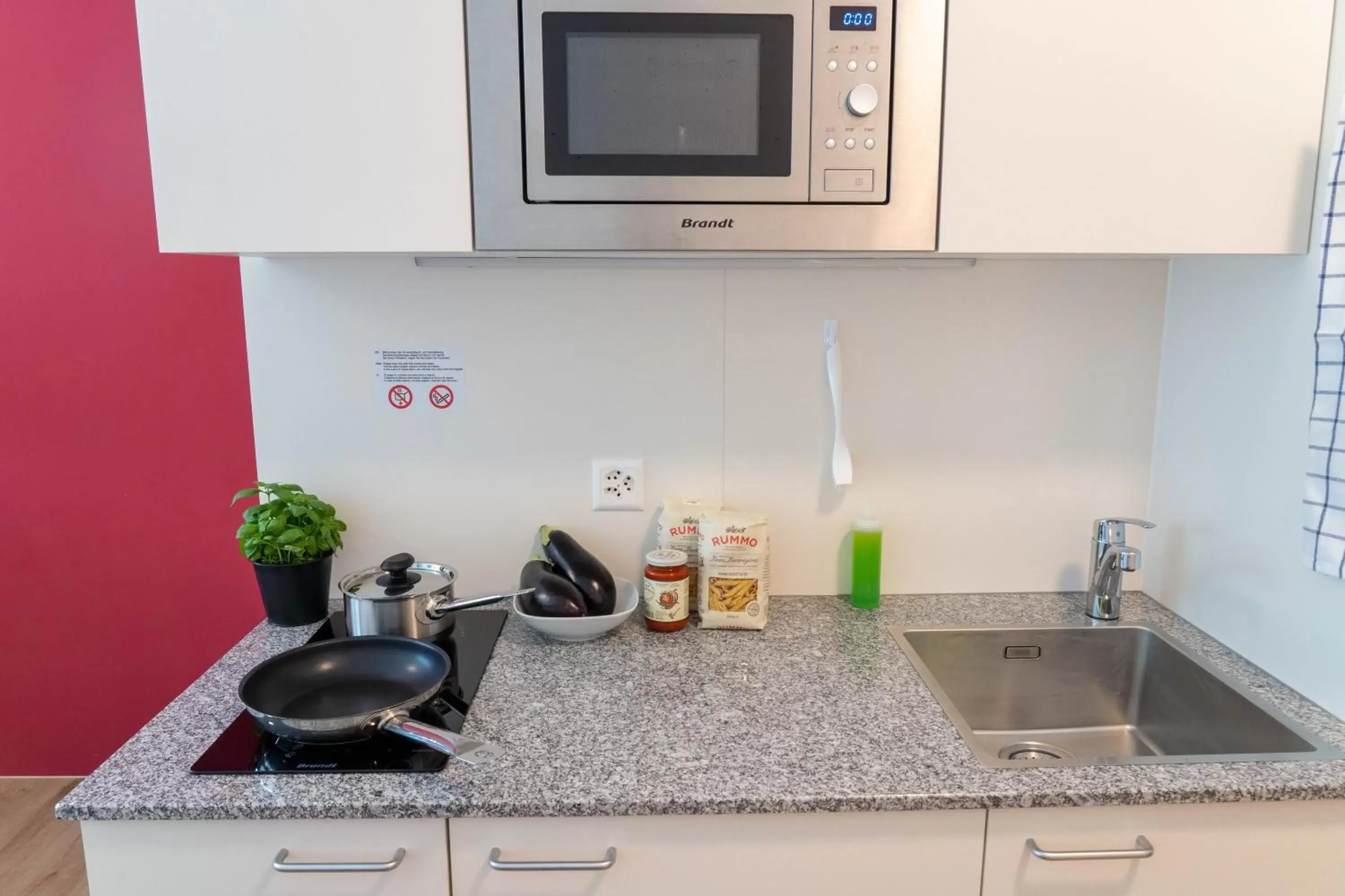 Coffee/tea facilities, Kitchen/Kitchenette in Anstatthotel Horw - contactless check-in