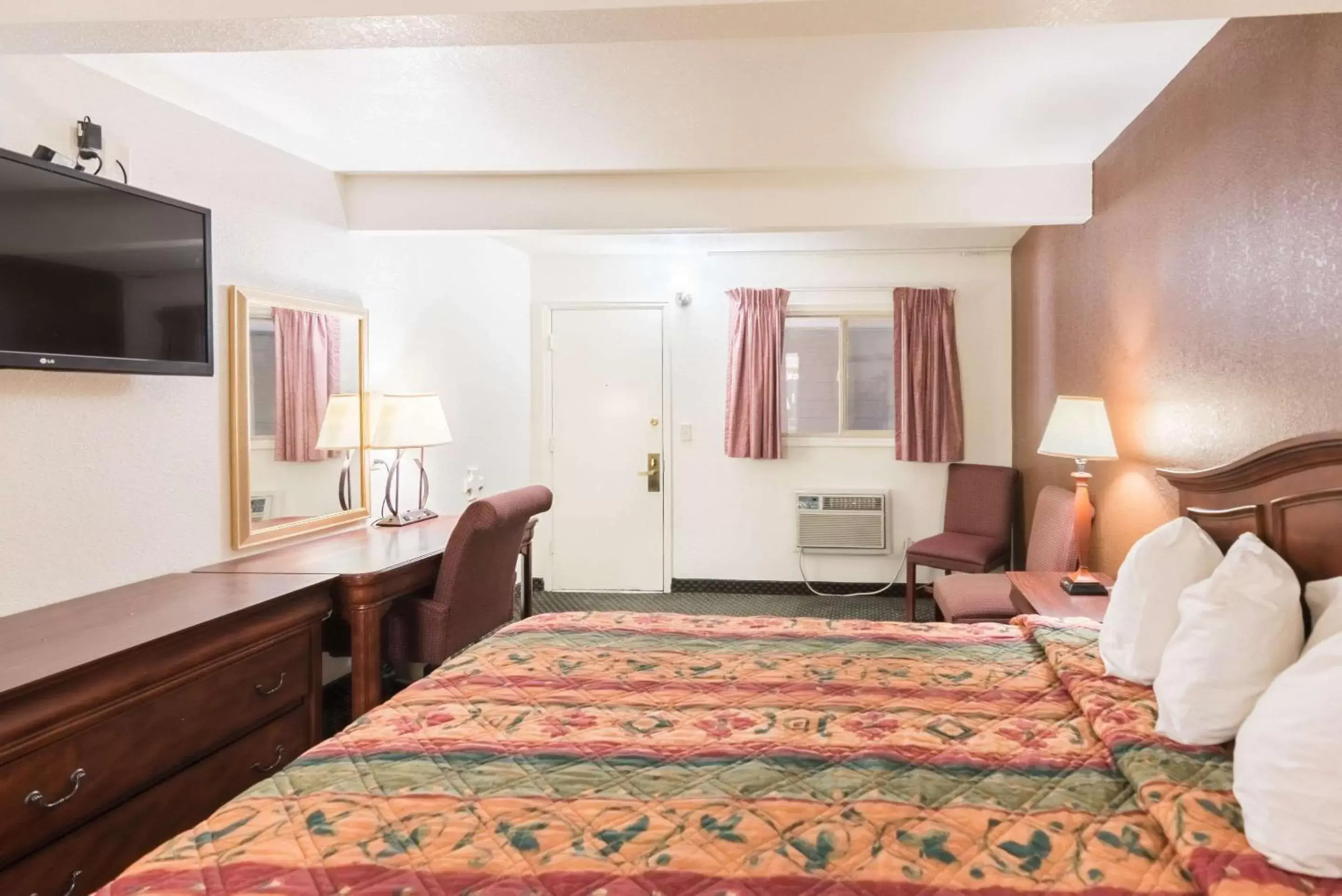 Photo of the whole room, Bed in 1st Interstate Inn Montrose