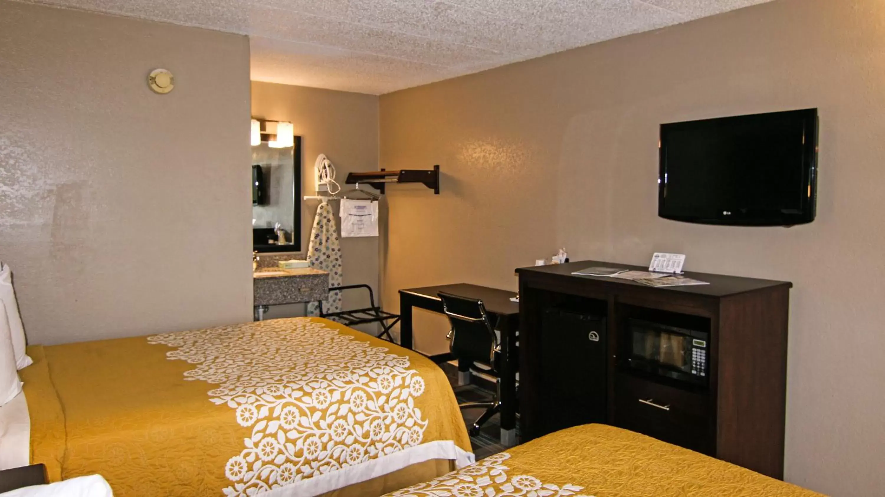 Bed, TV/Entertainment Center in Days Inn & Suites by Wyndham Springfield on I-44