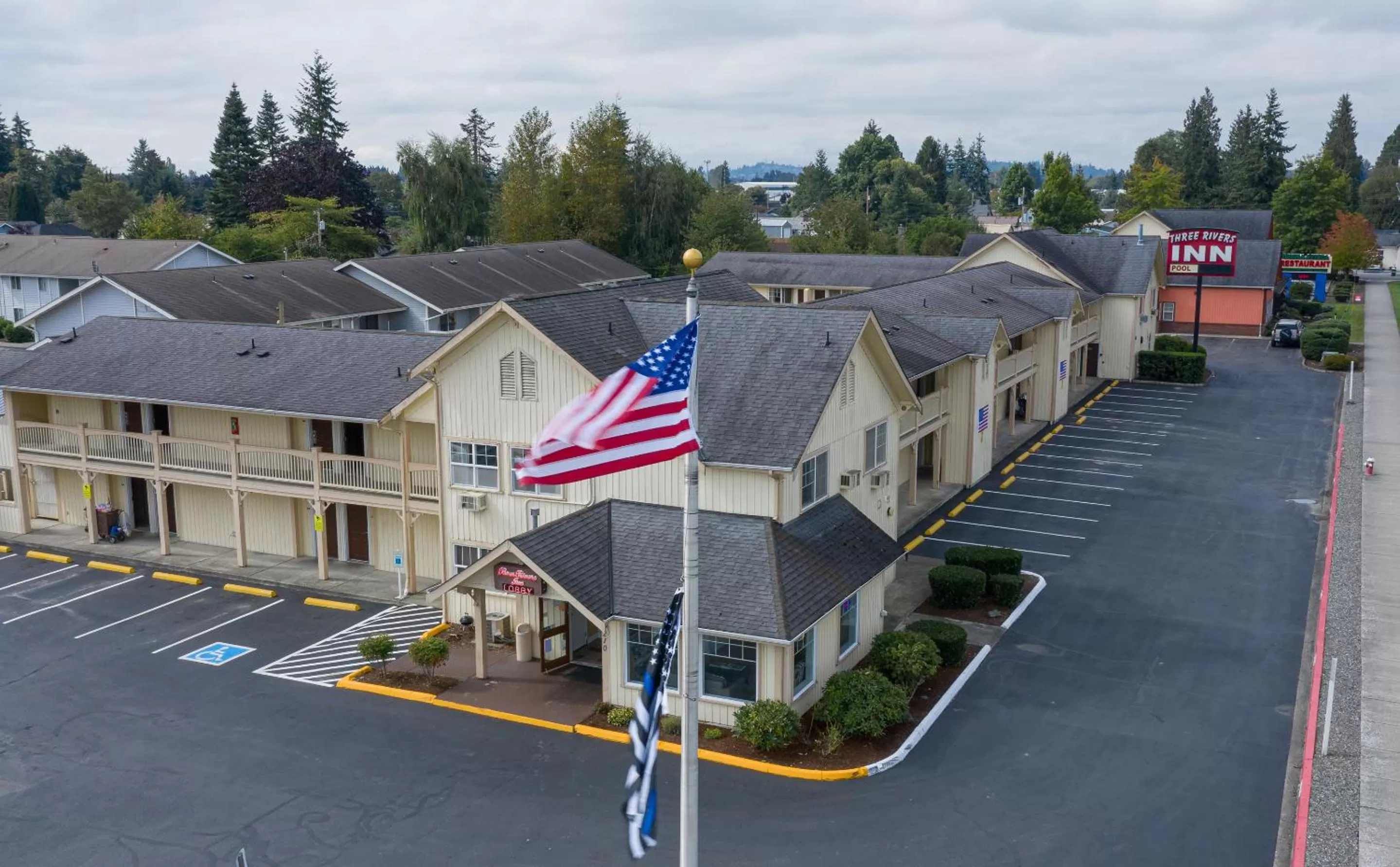Property building in Three Rivers Inn Sedro Woolley