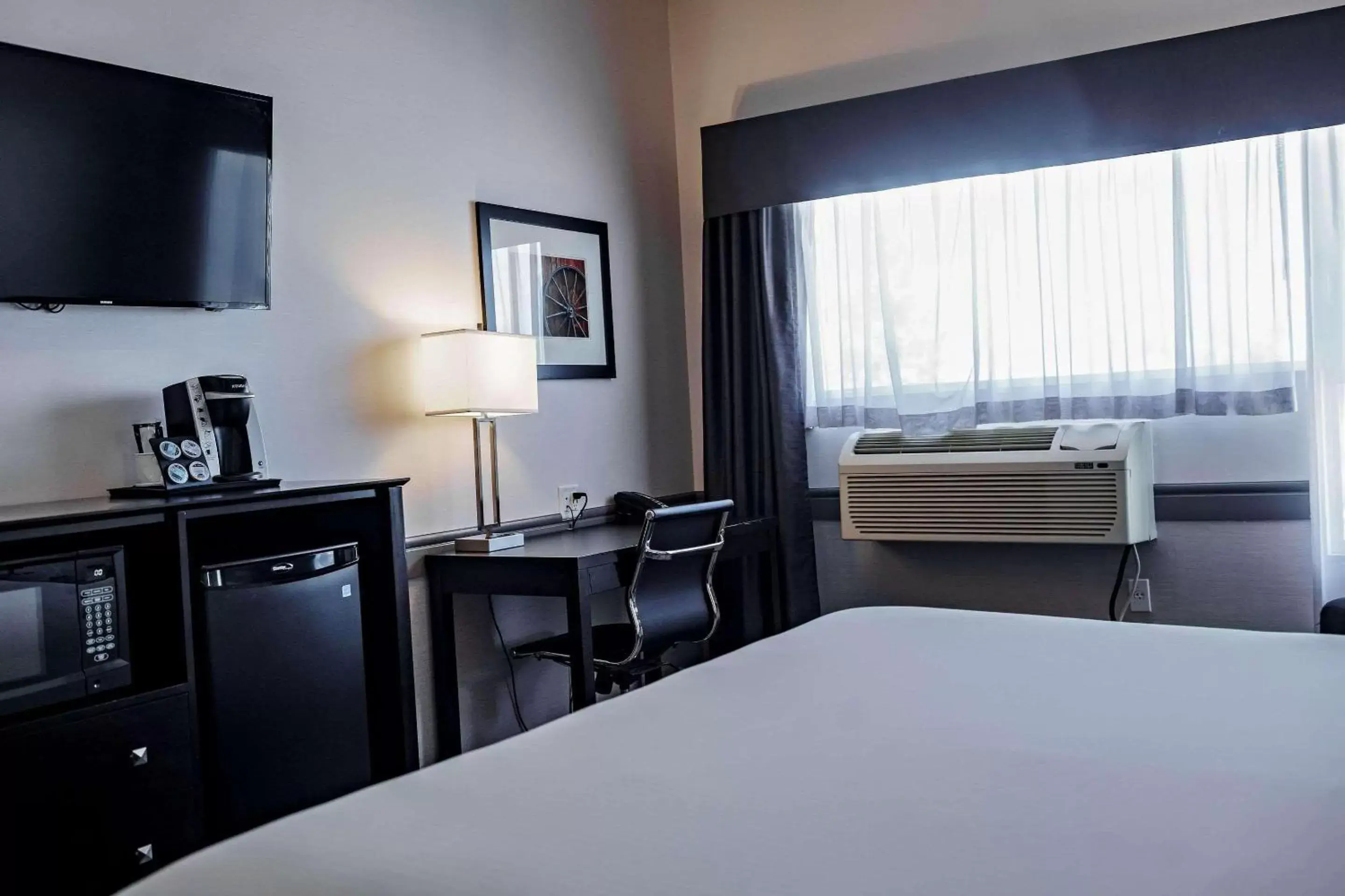 Bedroom, Bed in Park Inn by Radisson Leduc AB