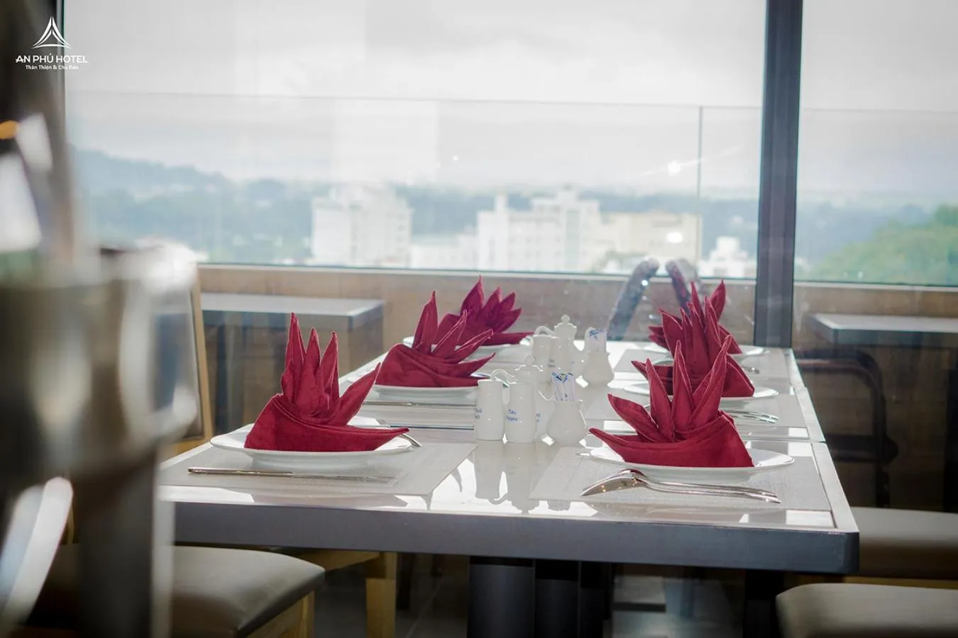 Restaurant/places to eat in An Phu Hotel