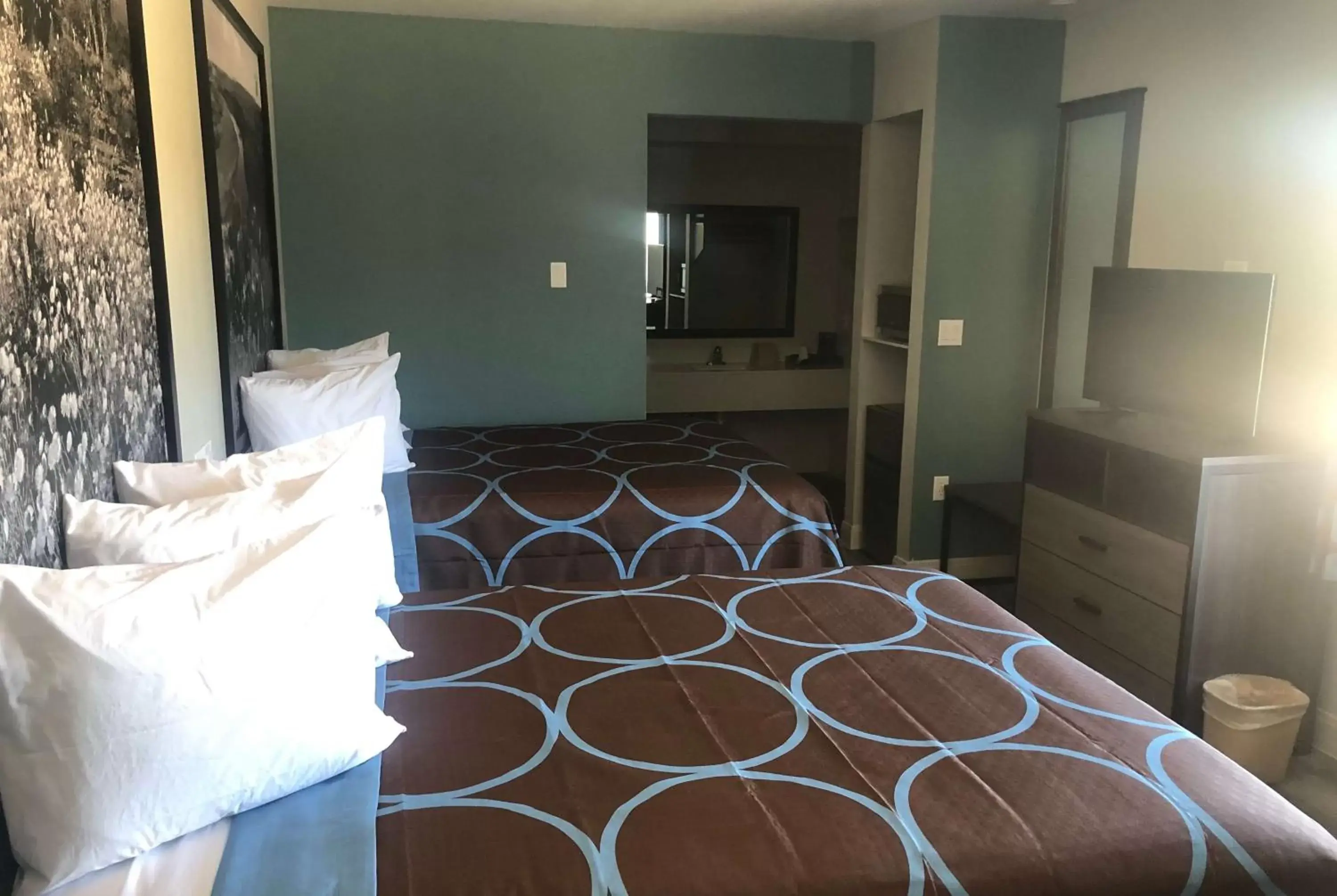 Photo of the whole room, Bed in Super 8 by Wyndham Spring/North Houston