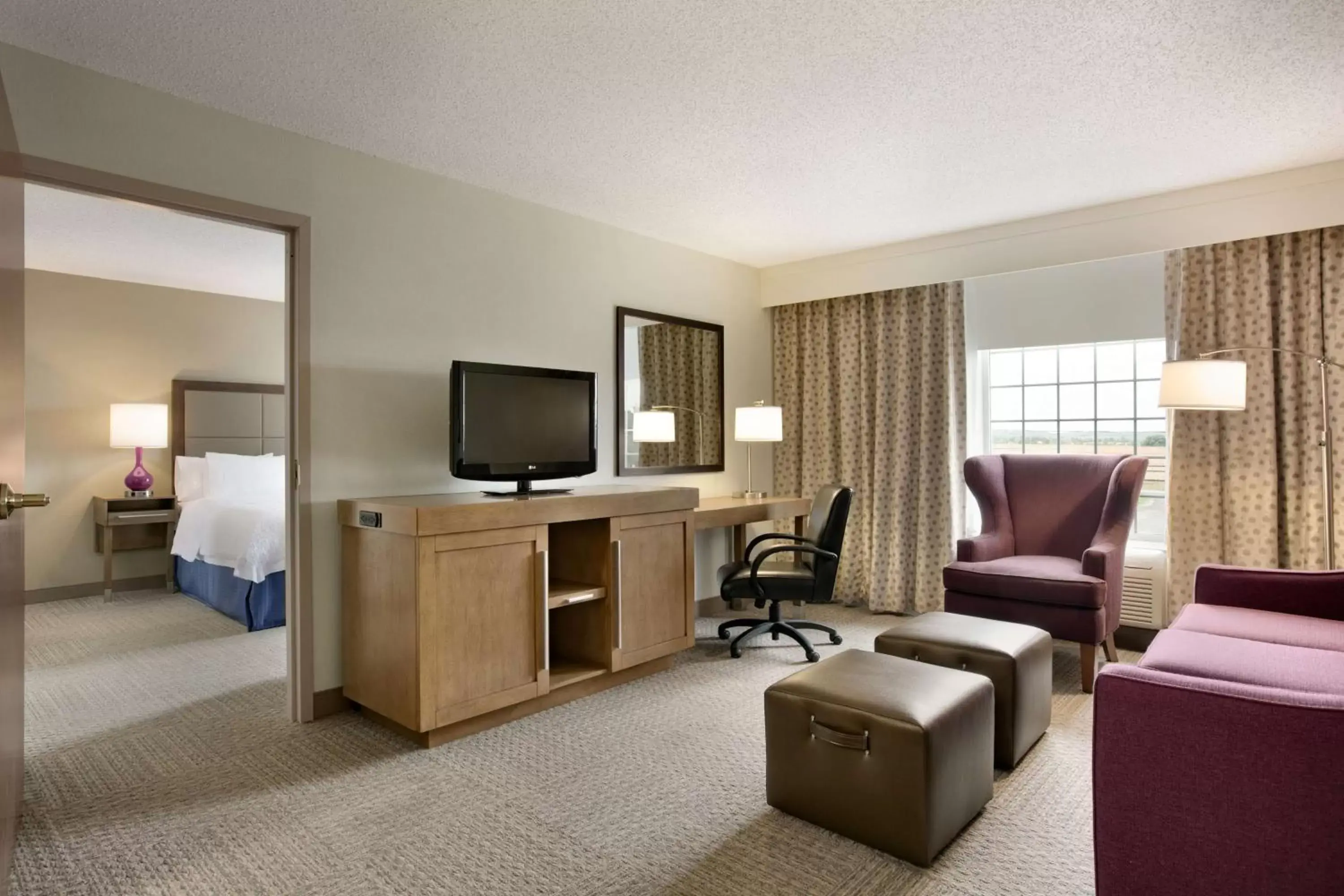 Living room, TV/Entertainment Center in Hampton Inn & Suites Hershey