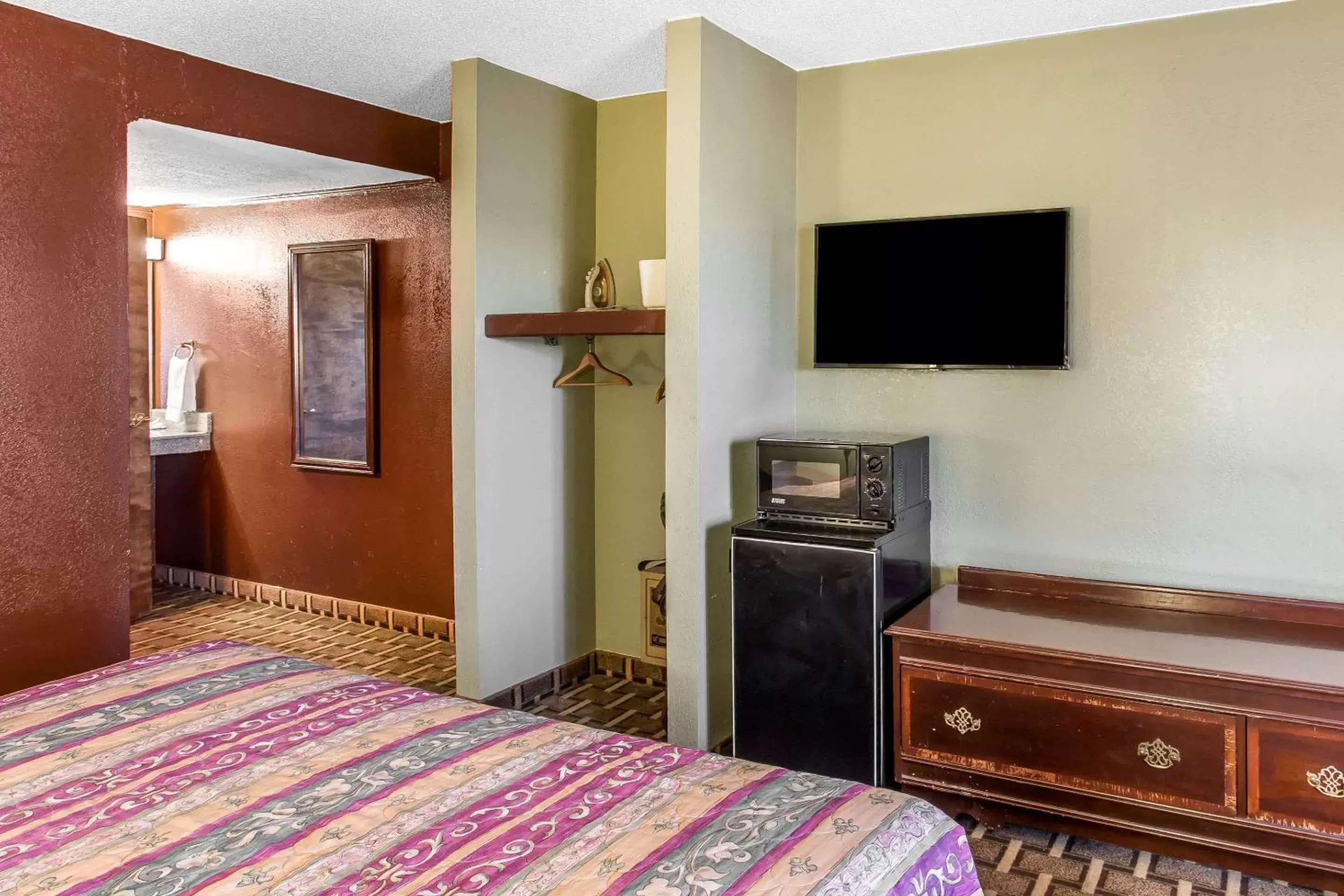 Photo of the whole room, TV/Entertainment Center in Rodeway Inn & Suites Smyrna