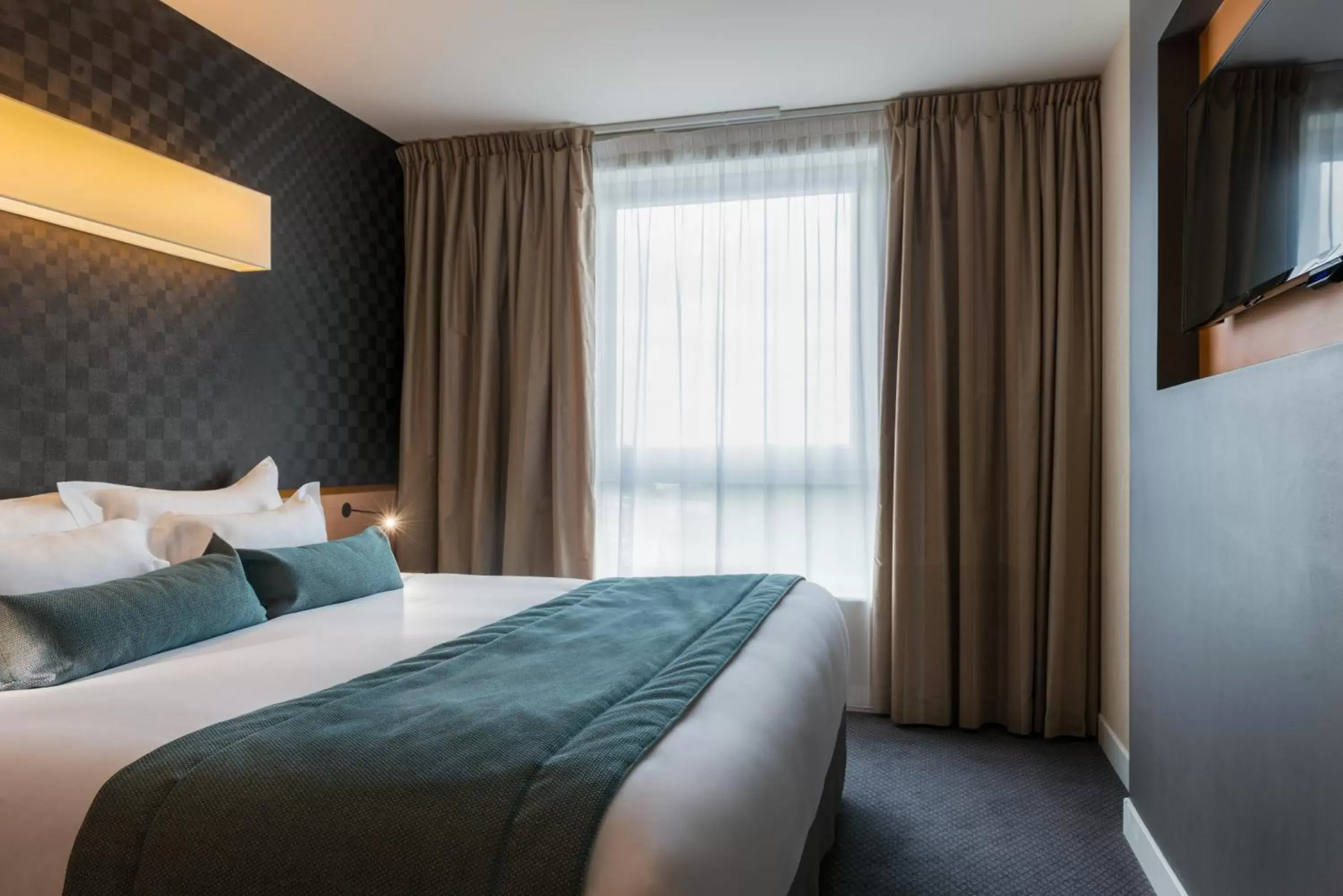 Photo of the whole room, Bed in Best Western Plus Paris Saclay Photo of the whole room, Bed in Best Western Plus Paris Saclay