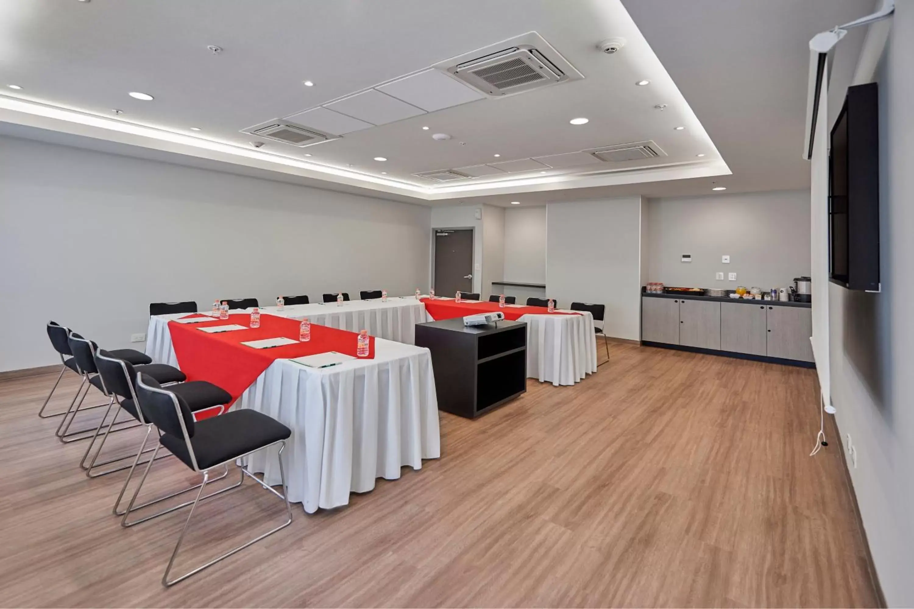 Meeting/conference room in City Express Junior by Marriott Puebla Angelopolis
