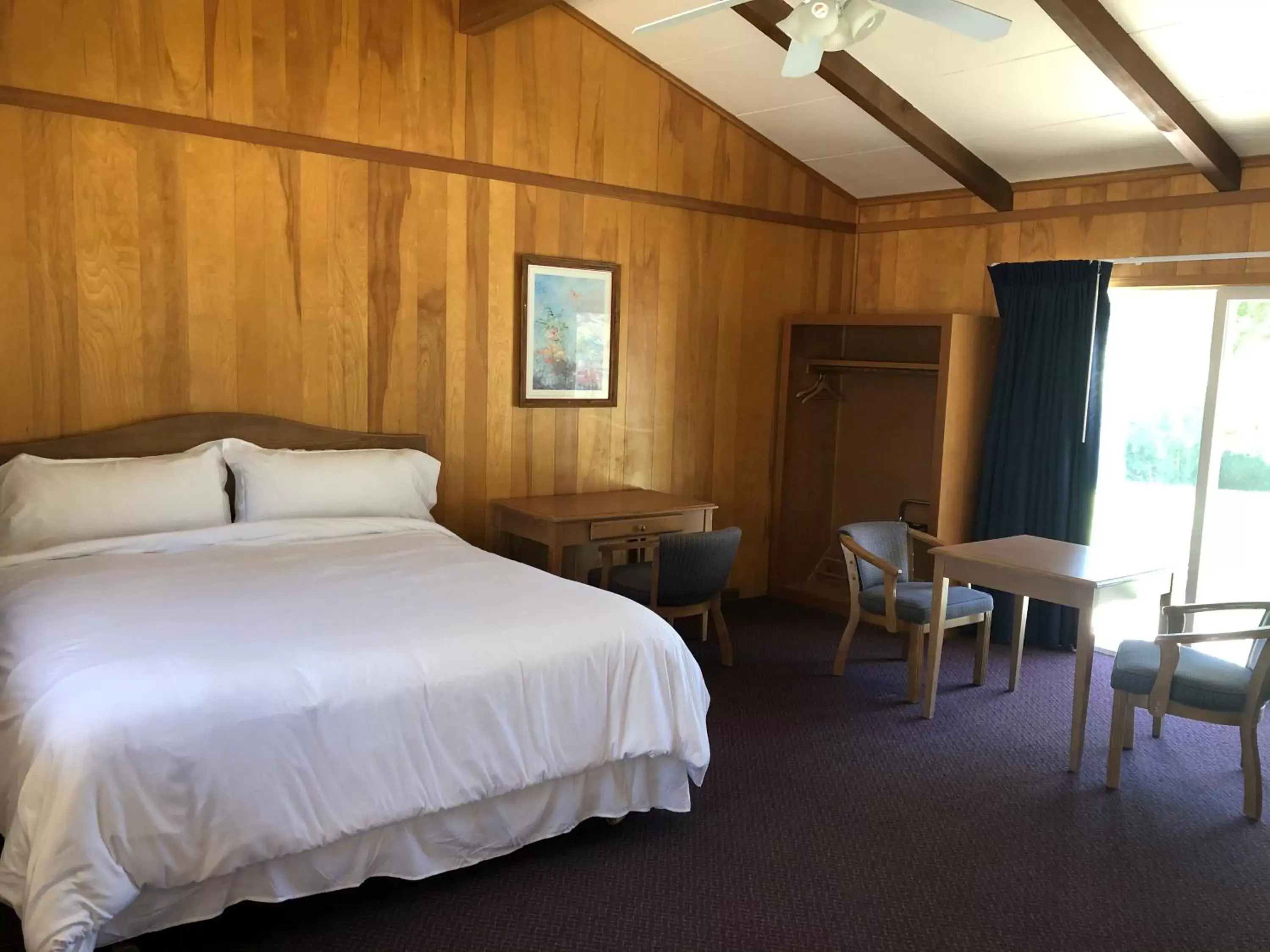 Bed in Meadowcliff Lodge Coleville