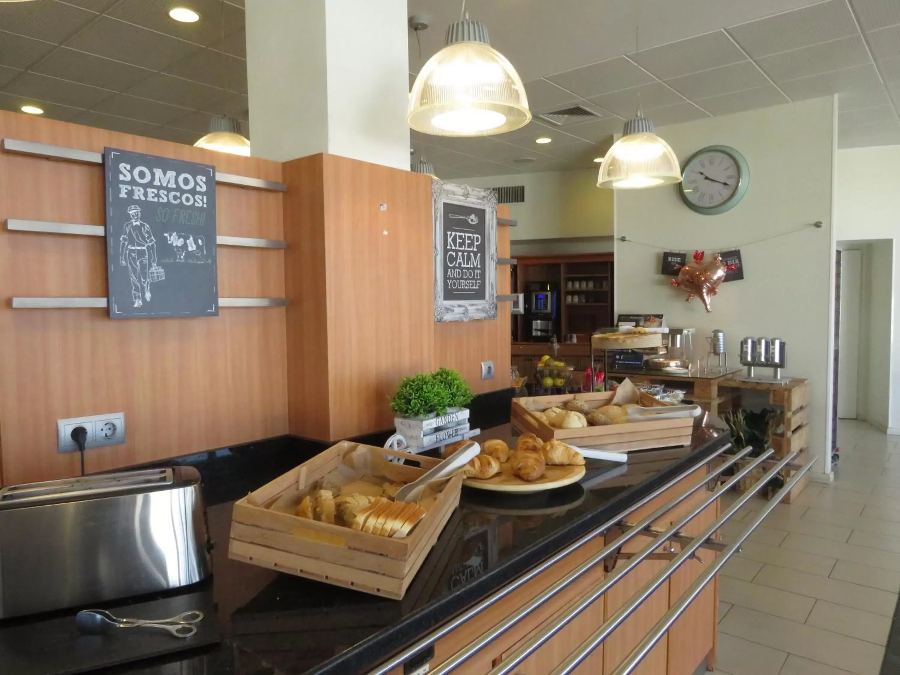 Breakfast, Restaurant/Places to Eat in Hotel ibis Faro Algarve