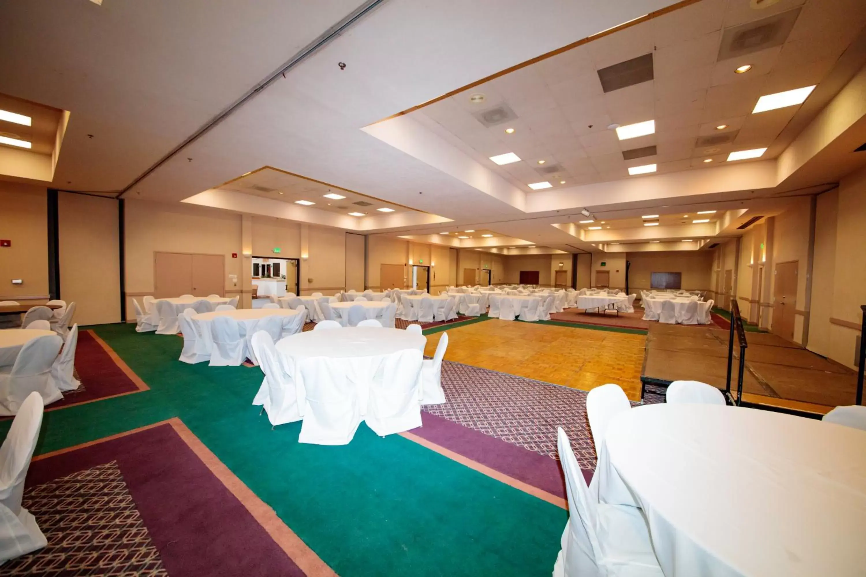 Banquet Facilities in Howard Johnson by Wyndham Gallup