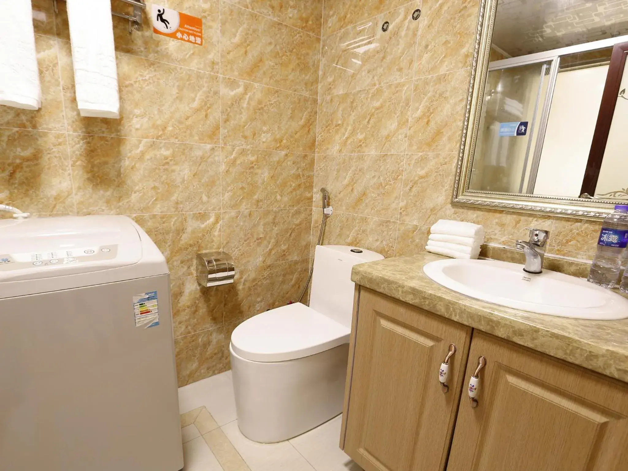 Toilet, Bathroom in Guangzhou Pengman Apartment Zhengjia Huanshi Branch